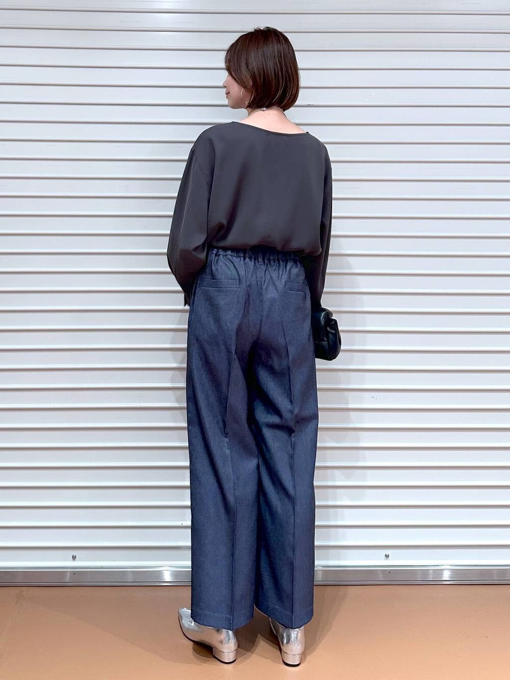シルバー系のローファー、ブルー系のデニムパンツ、グレー系のTシャツ/カットソーを着用したレディースの秋コーディネートの4枚目の写真