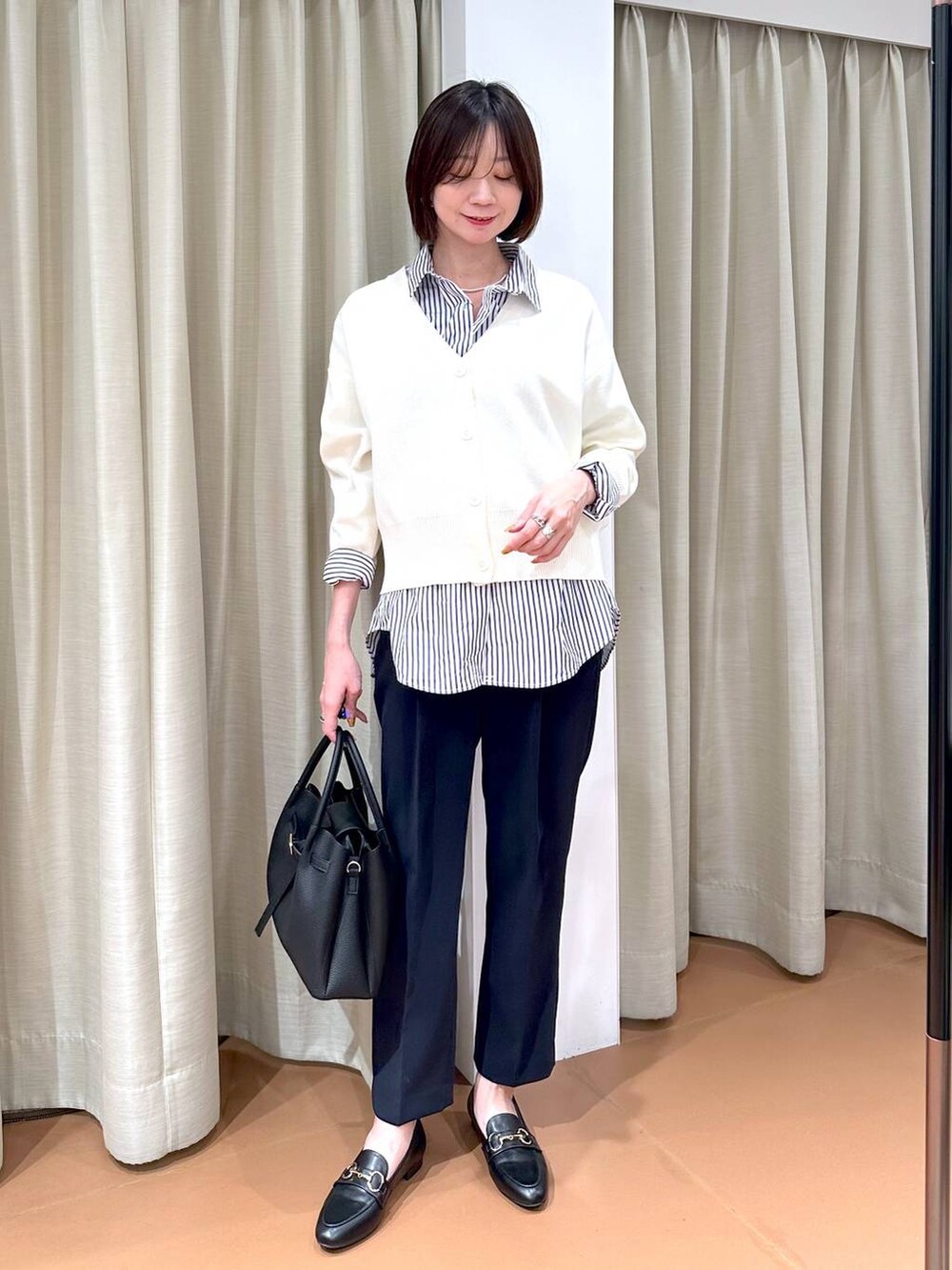 ブラック系のローファー、ブルー系のスーツパンツ、ブラック系のハンドバッグを着用したレディースの冬コーディネートの3枚目の写真