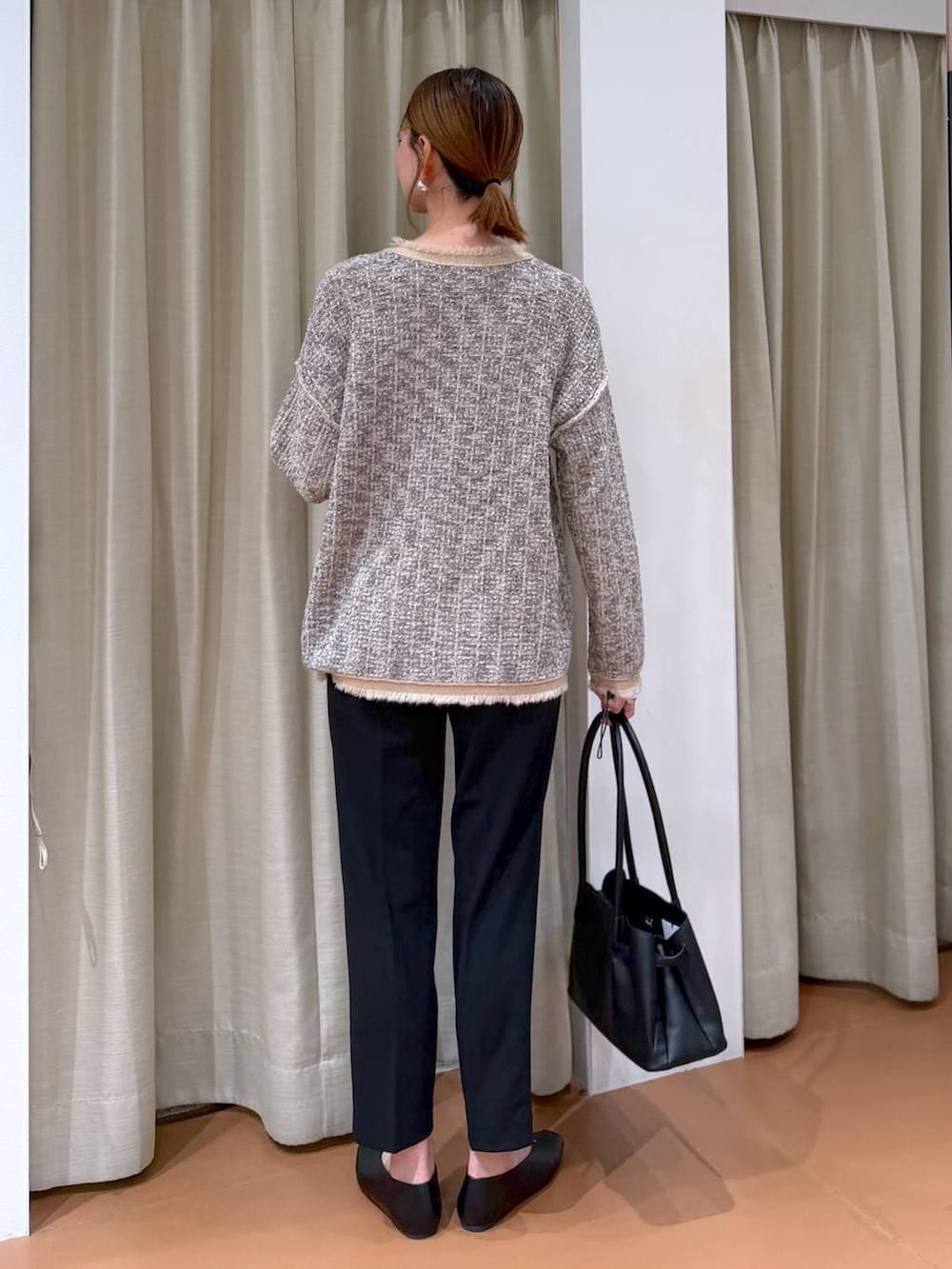 ブラック系のその他パンツ、ブラック系のパンプス、ブラック系のハンドバッグを着用したレディースの冬コーディネートの4枚目の写真