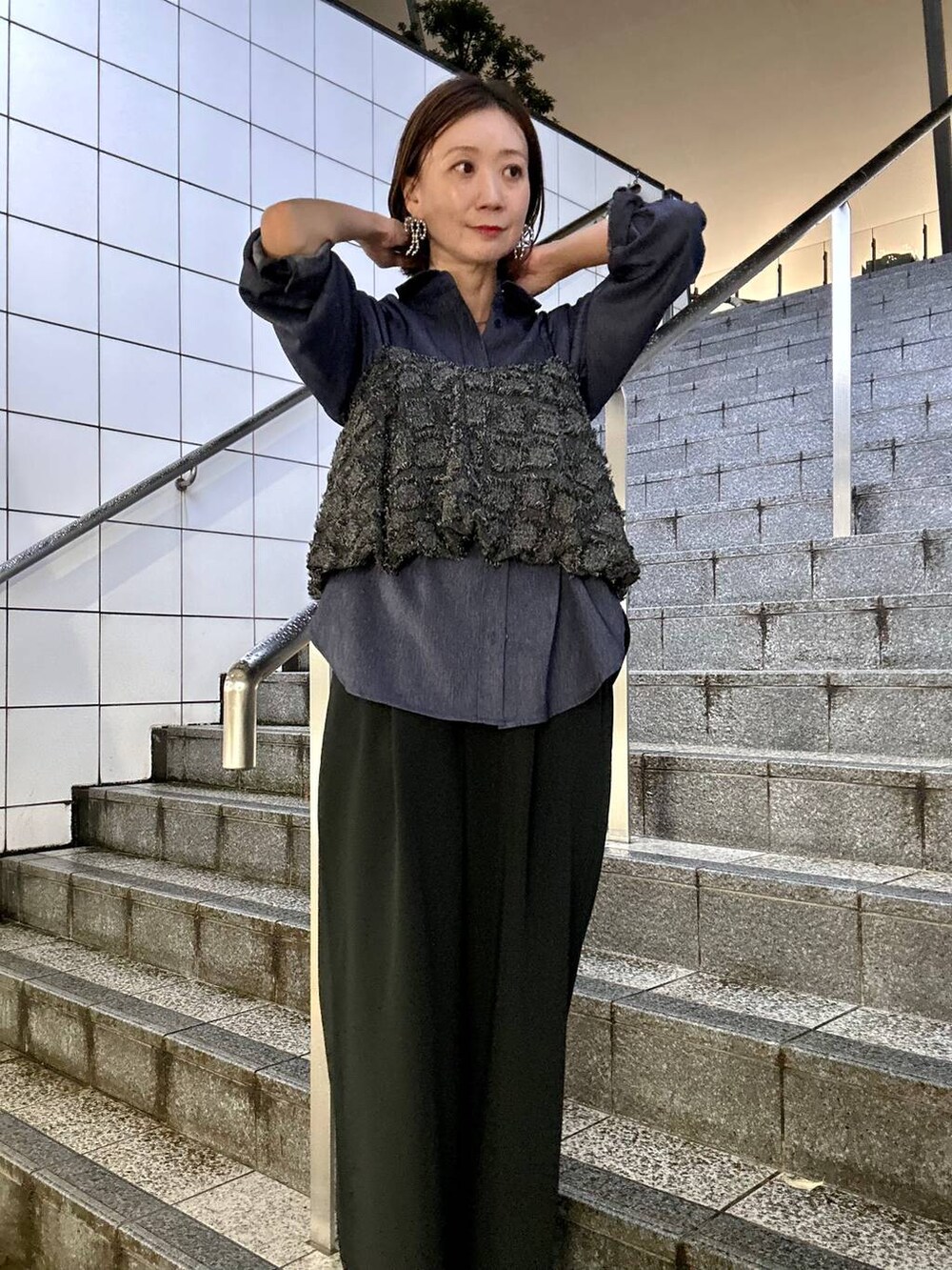 ブラック系のその他パンツ、ブルー系のシャツ/ブラウスを着用したレディースの秋コーディネートの4枚目の写真