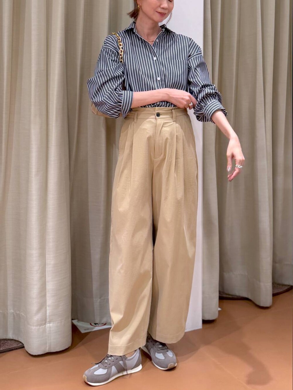 ベージュ系のその他パンツ、その他のシャツ/ブラウス、ベージュ系のショルダーバッグを着用したレディースの秋コーディネートの6枚目の写真