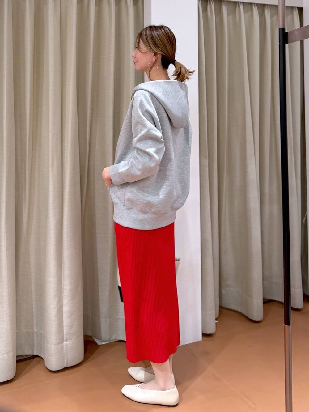 グレー系のパーカー、ホワイト系のパンプス、ホワイト系のTシャツ/カットソーを着用したレディースの春コーディネートの3枚目の写真