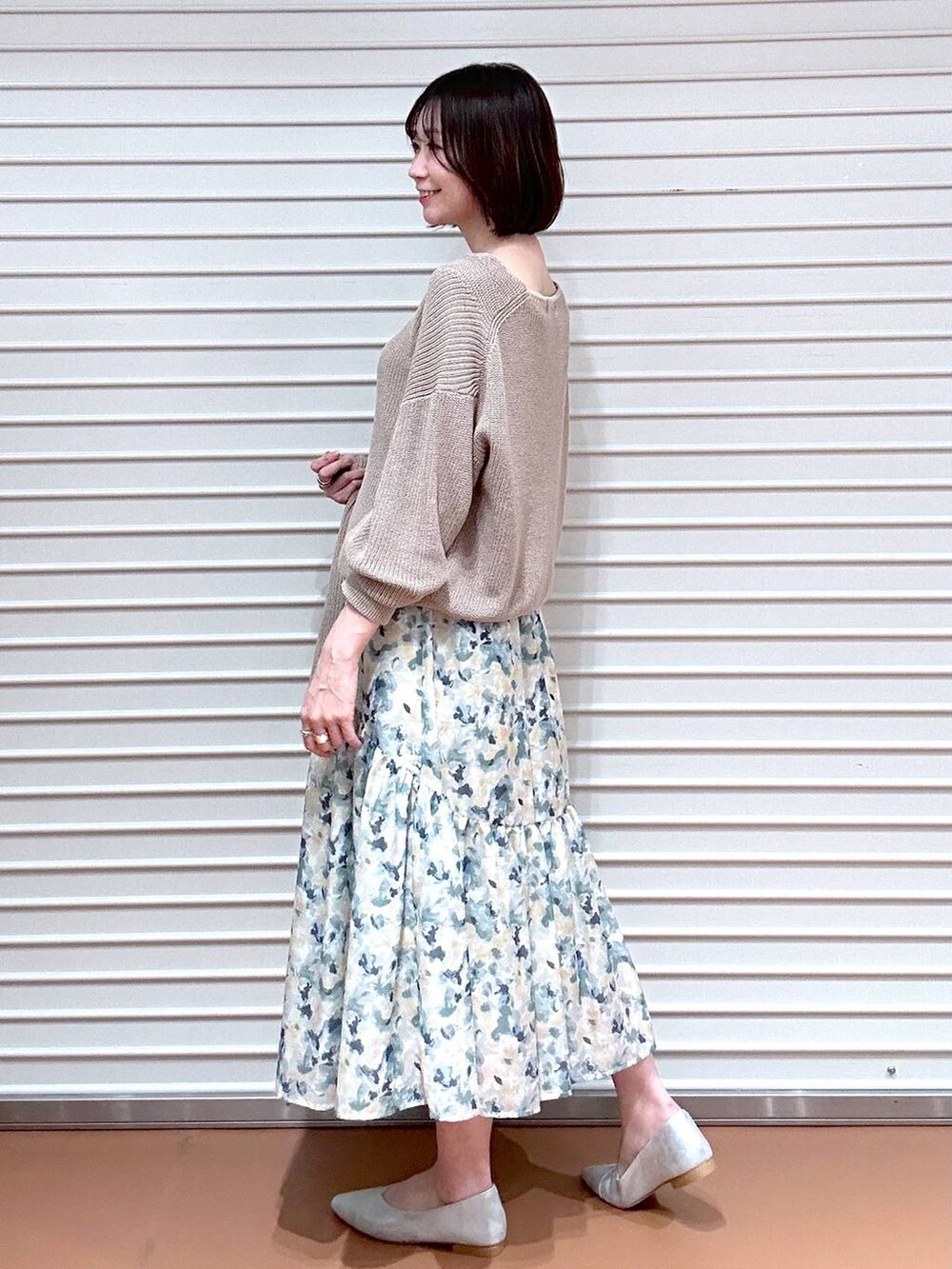 ベージュ系のニット/セーター、シルバー系のパンプス、ベージュ系のカーディガン/ボレロを着用したレディースの春コーディネートの4枚目の写真
