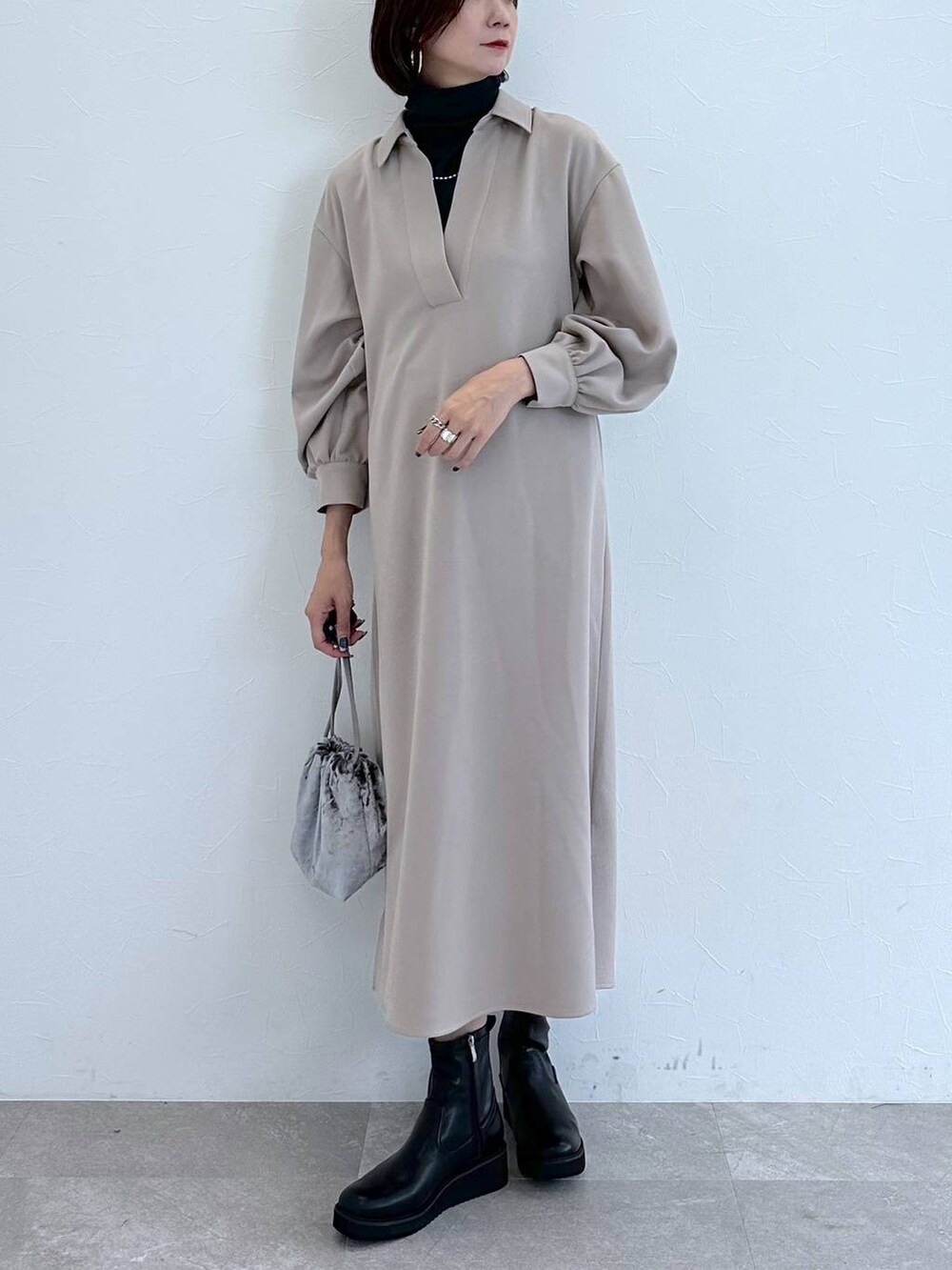 グレー系のTシャツ/カットソー、ブラック系のブーツ、シルバー系のネックレスを着用したレディースの秋コーディネートの5枚目の写真