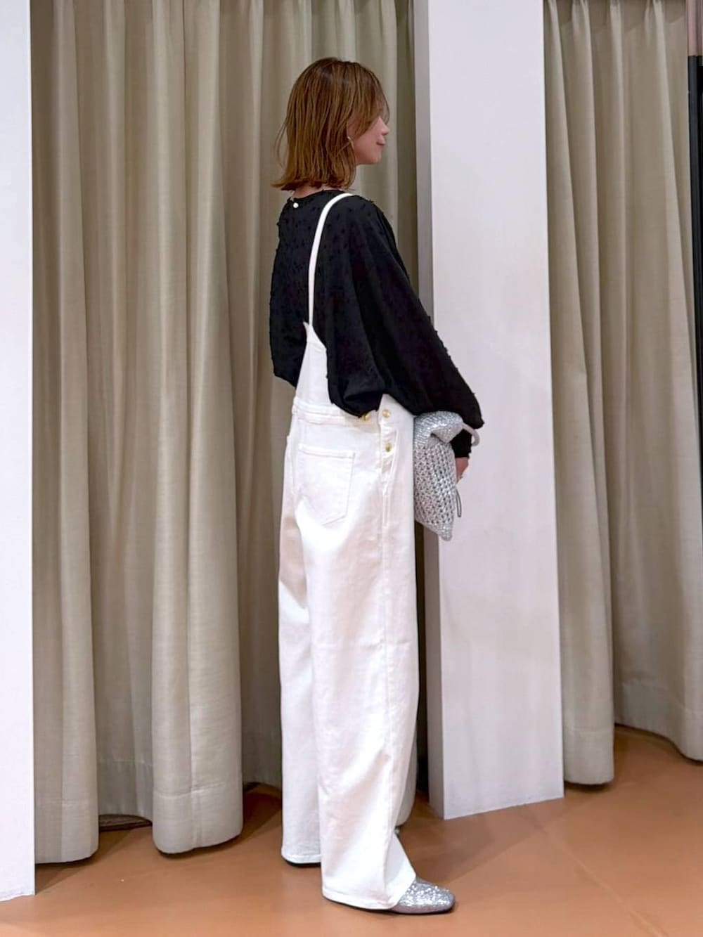 ホワイト系のサロペット/オーバーオール、シルバー系のトートバッグ、ブラック系のシャツ/ブラウスを着用したレディースの春コーディネートの4枚目の写真