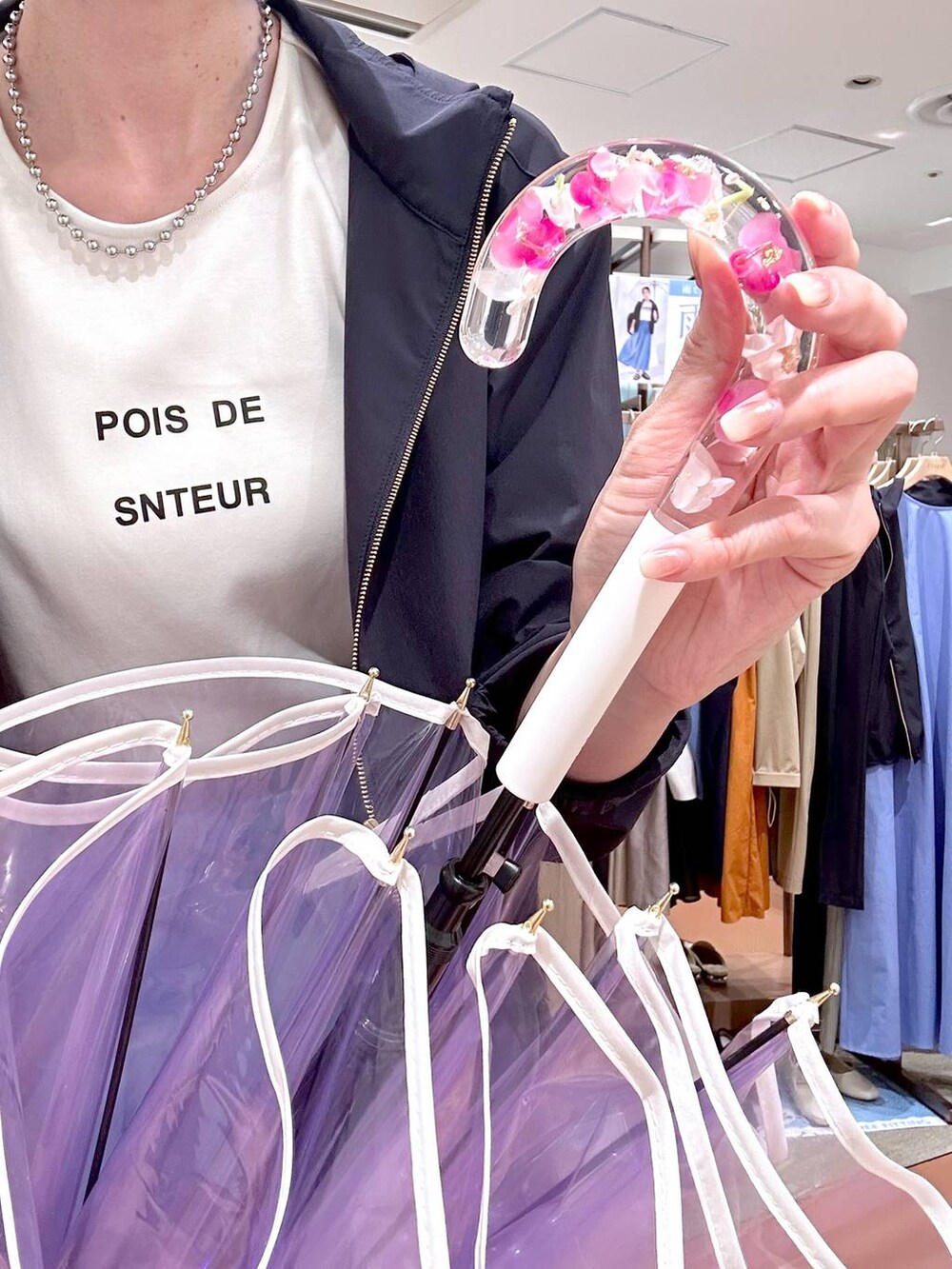 ホワイト系のTシャツ/カットソー、ブルー系のマウンテンパーカー、シルバー系のネックレスを着用したレディースの夏コーディネートの6枚目の写真