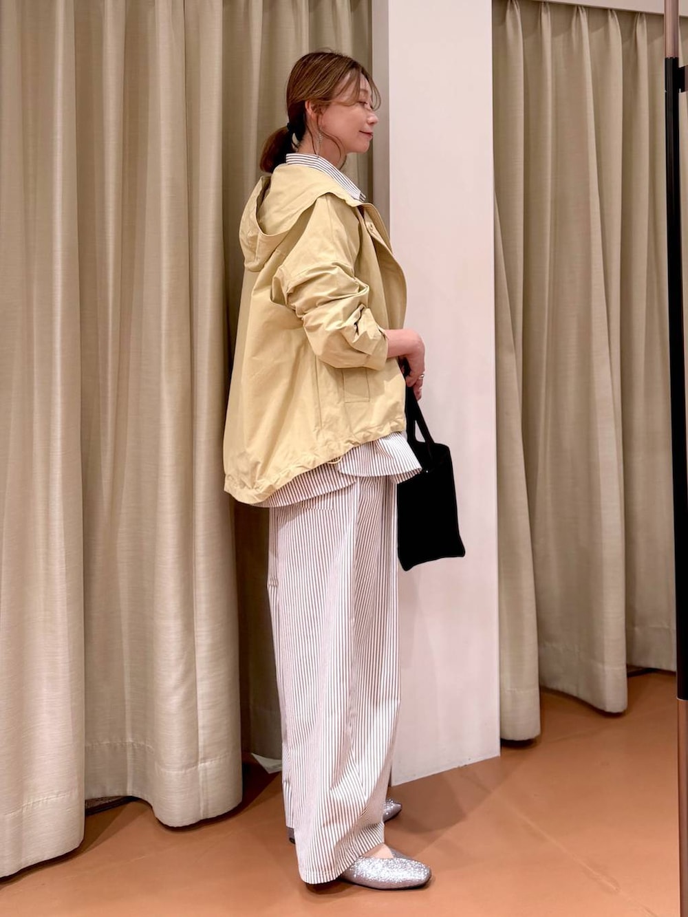 ホワイト系のTシャツ/カットソー、ブラウン系のシャツ/ブラウス、ブラウン系のその他パンツを着用したレディースの春コーディネートの5枚目の写真