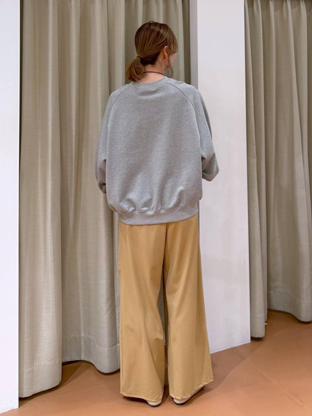 ホワイト系のパンプス、ホワイト系のトートバッグ、グレー系のスウェットを着用したレディースの春コーディネートの4枚目の写真