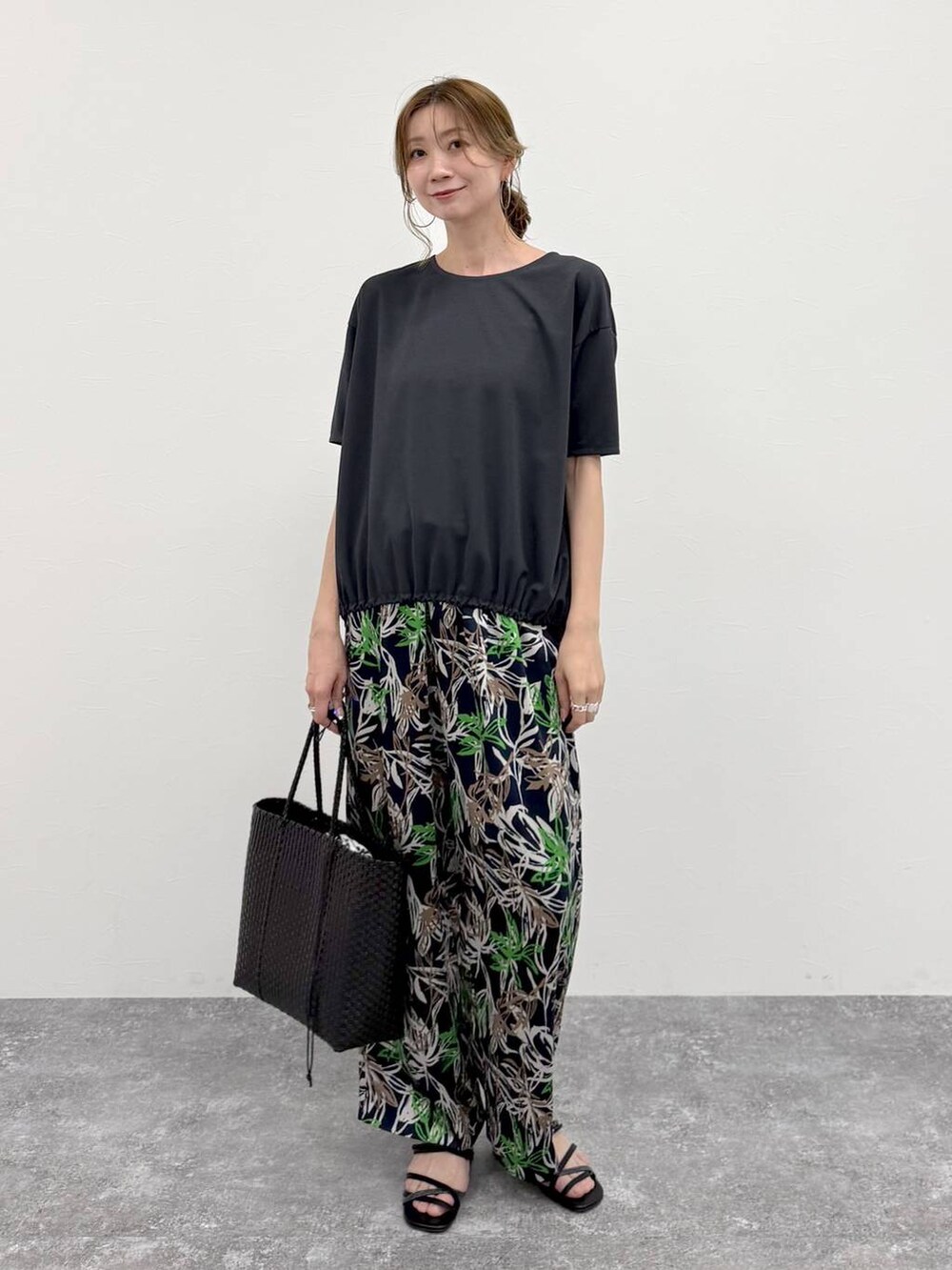グレー系のシャツ/ブラウス、ブルー系のその他パンツ、ブラック系のかごバッグを着用したレディースの春コーディネートの2枚目の写真