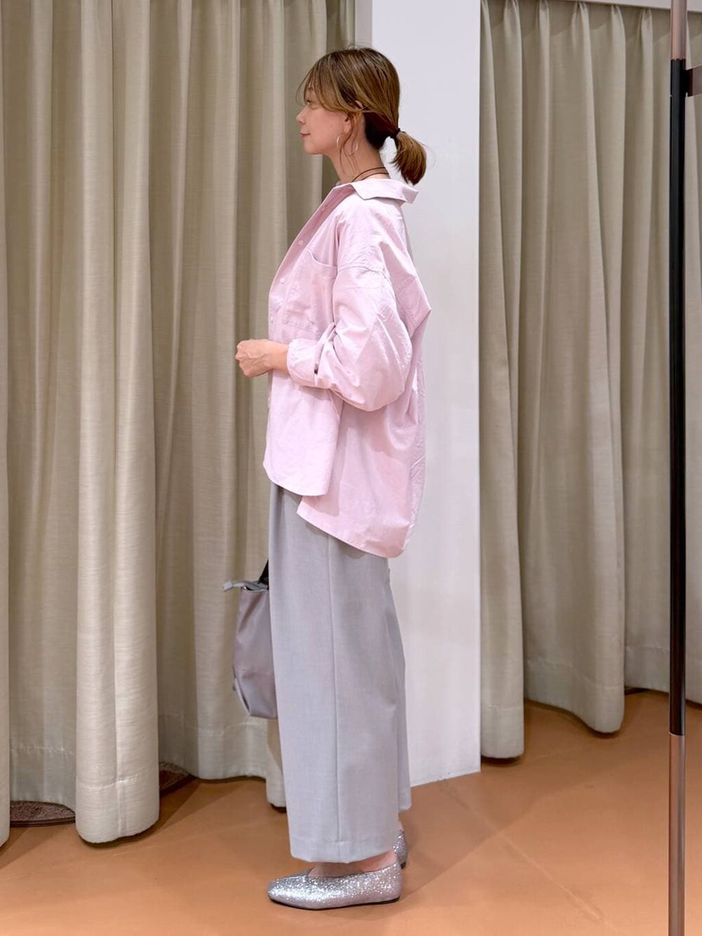 グレー系のトートバッグ、ホワイト系のTシャツ/カットソー、グレー系のその他パンツを着用したレディースの春コーディネートの3枚目の写真