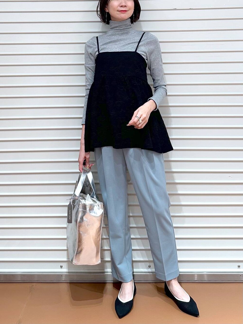 ブラック系のパンプス、グレー系のTシャツ/カットソー、グリーン系のその他パンツを着用したレディースの春コーディネートの6枚目の写真