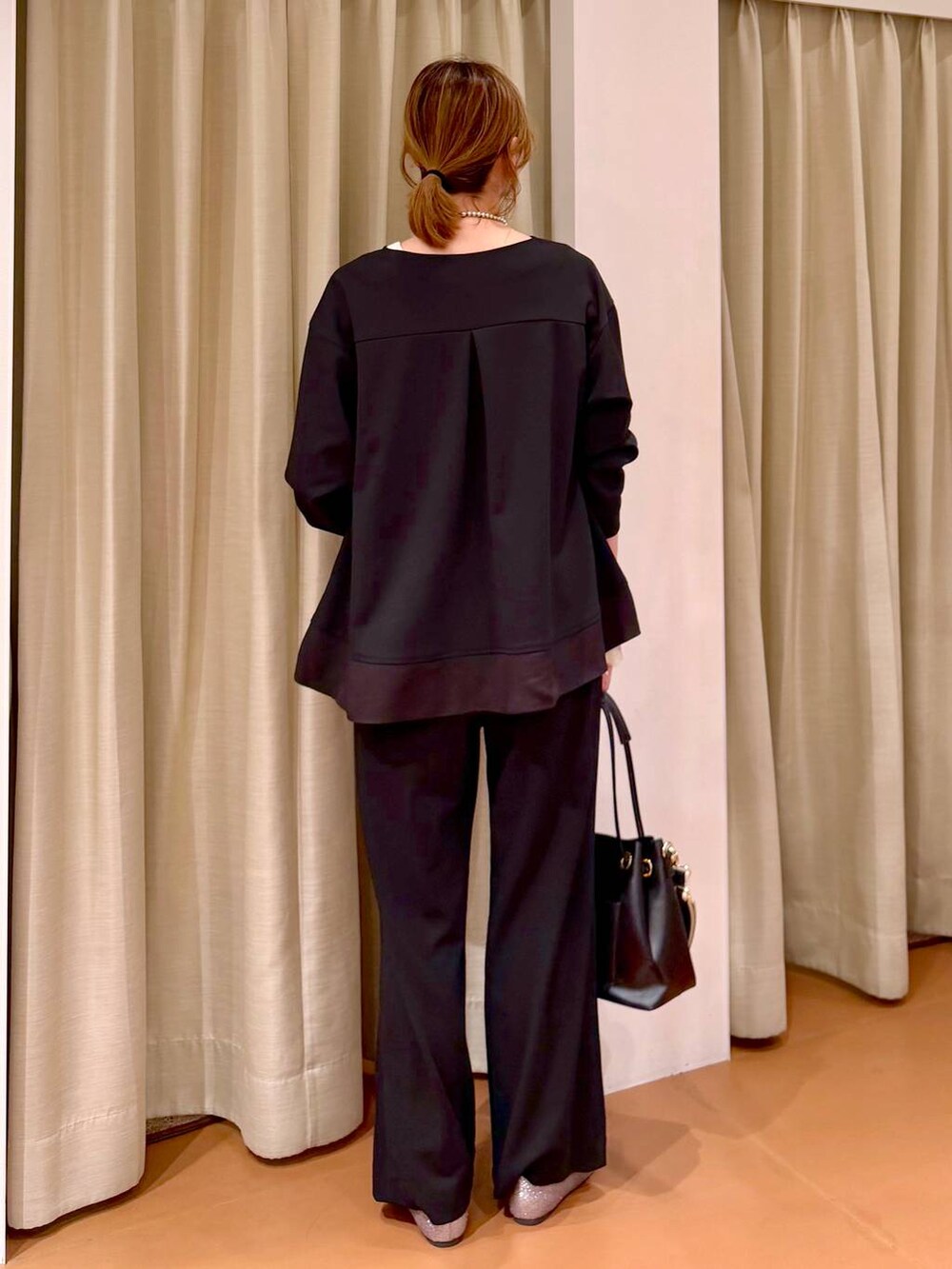 ブラック系のその他パンツ、ホワイト系のタンクトップ、ブラック系のTシャツ/カットソーを着用したレディースの春コーディネートの4枚目の写真