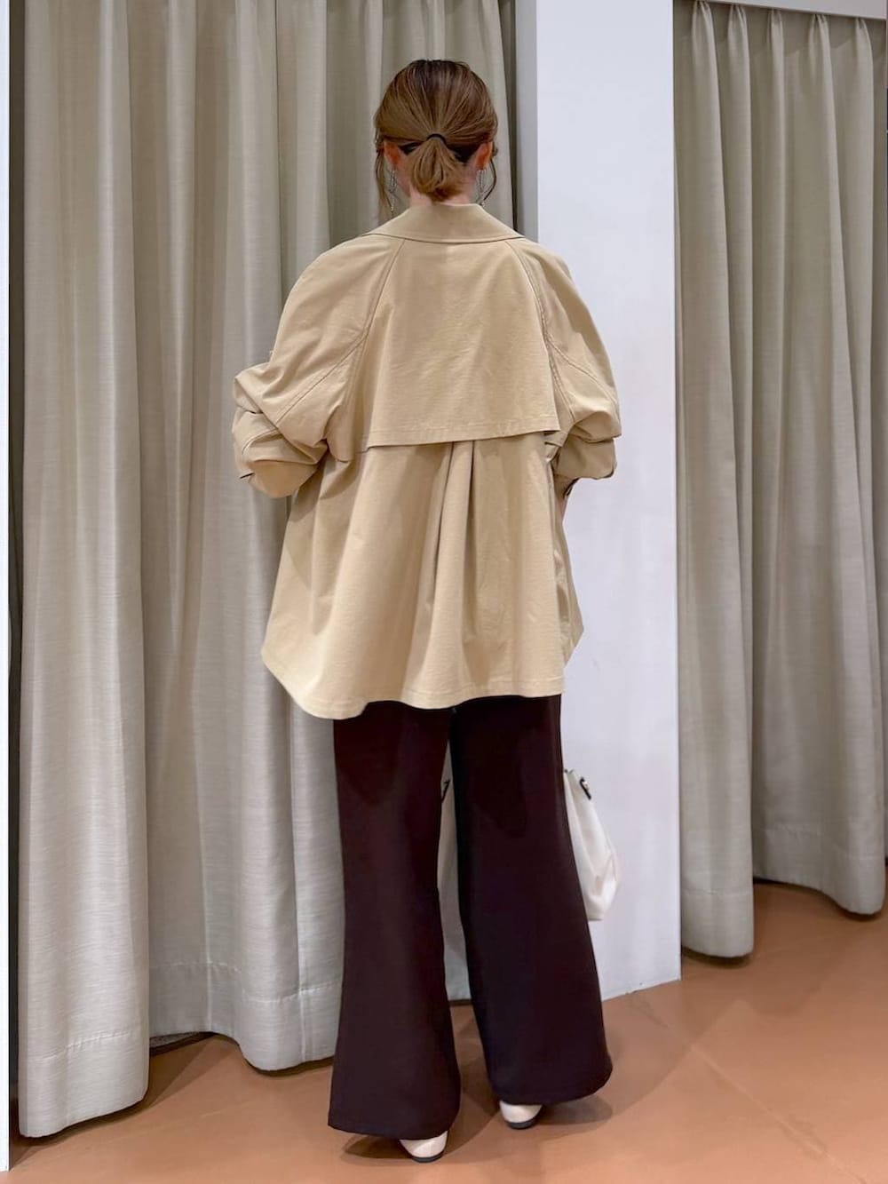 ホワイト系のパンプス、ホワイト系のタンクトップ、ホワイト系のトートバッグを着用したレディースの春コーディネートの4枚目の写真