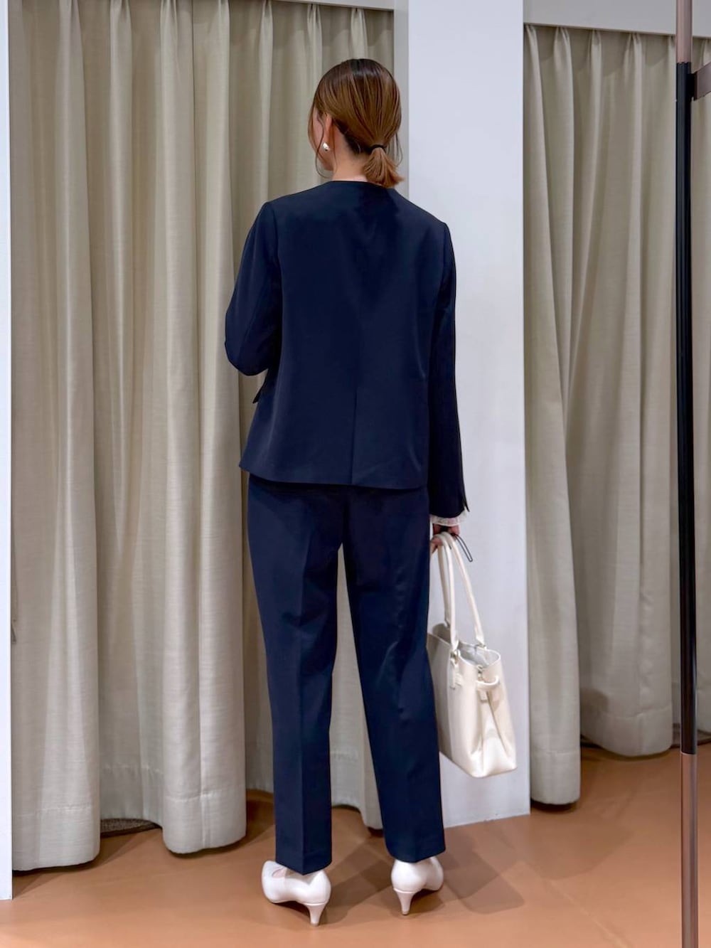 ホワイト系のパンプス、ホワイト系のTシャツ/カットソー、ブルー系のノーカラージャケットを着用したレディースの冬コーディネートの4枚目の写真