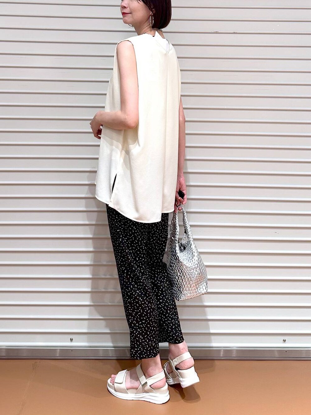 ホワイト系のシャツ/ブラウス、シルバー系のトートバッグ、ホワイト系のサンダルを着用したレディースの夏コーディネートの6枚目の写真