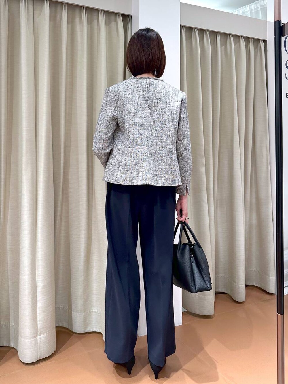 ブラック系のその他アウター、ブルー系のその他パンツ、ブラック系のパンプスを着用したレディースの冬コーディネートの4枚目の写真