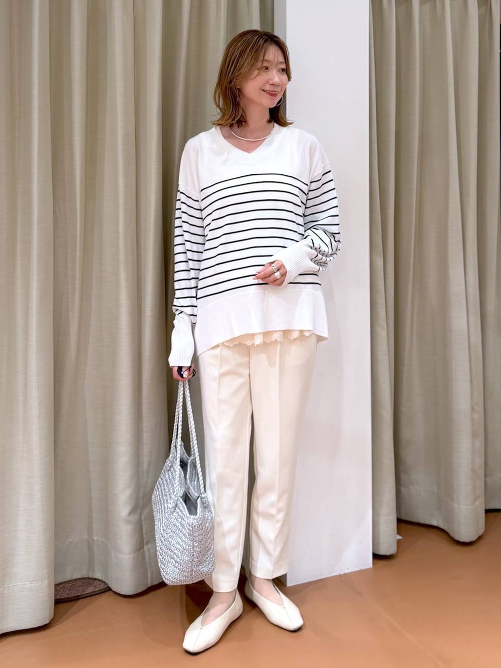 ホワイト系のその他パンツ、ホワイト系のパンプス、ホワイト系のタンクトップを着用したレディースの春コーディネートの2枚目の写真