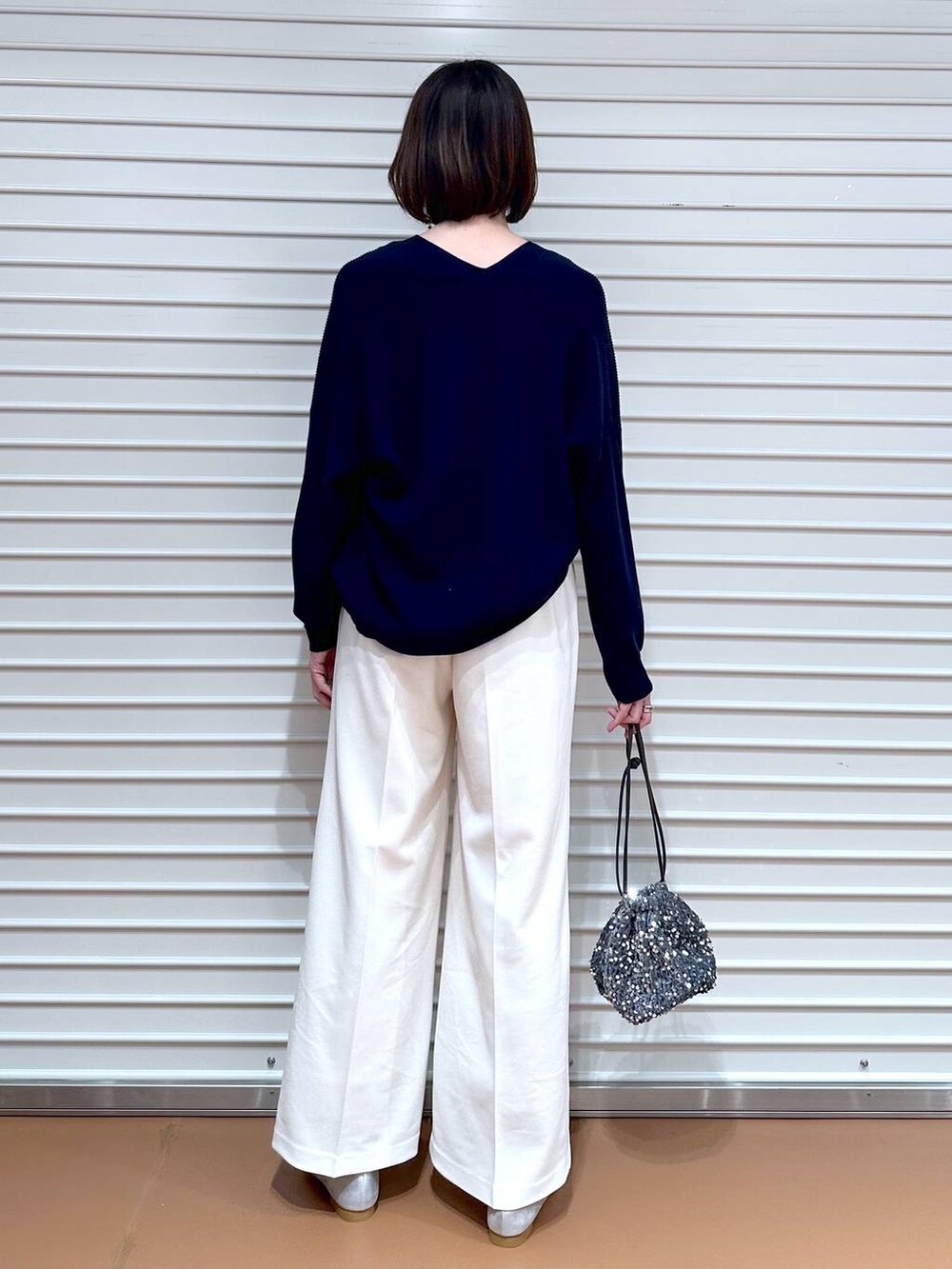 ブルー系のニット/セーター、シルバー系のパンプスを着用したレディースの春コーディネートの4枚目の写真