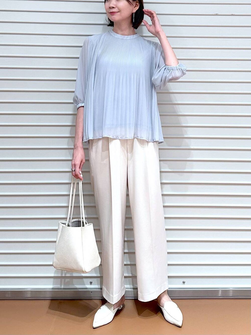 ホワイト系のその他パンツ、ブルー系のシャツ/ブラウスを着用したレディースの春コーディネートの5枚目の写真