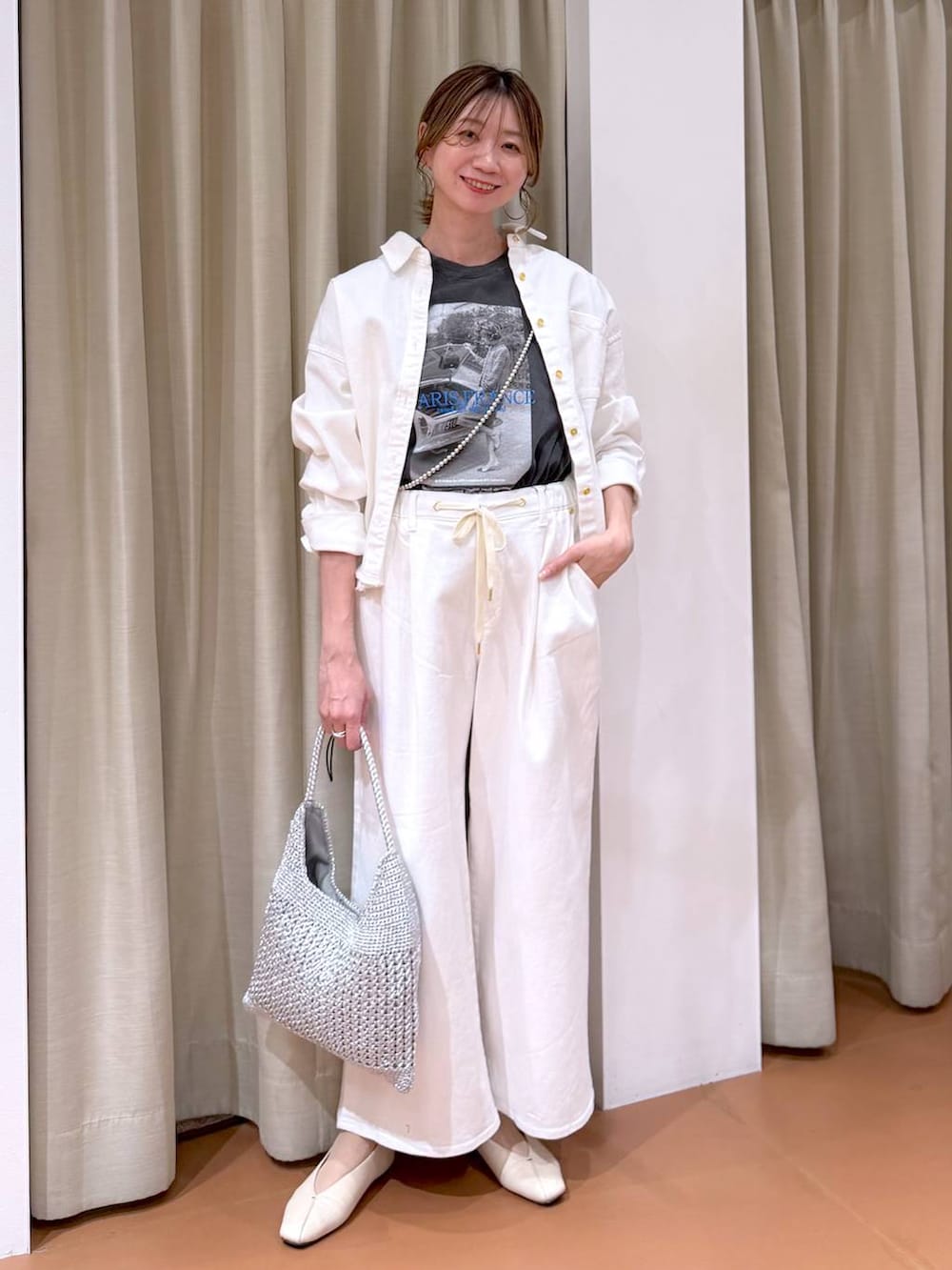 ホワイト系のパンプス、ホワイト系のデニムパンツ、ホワイト系のシャツ/ブラウスを着用したレディースの春コーディネートの2枚目の写真