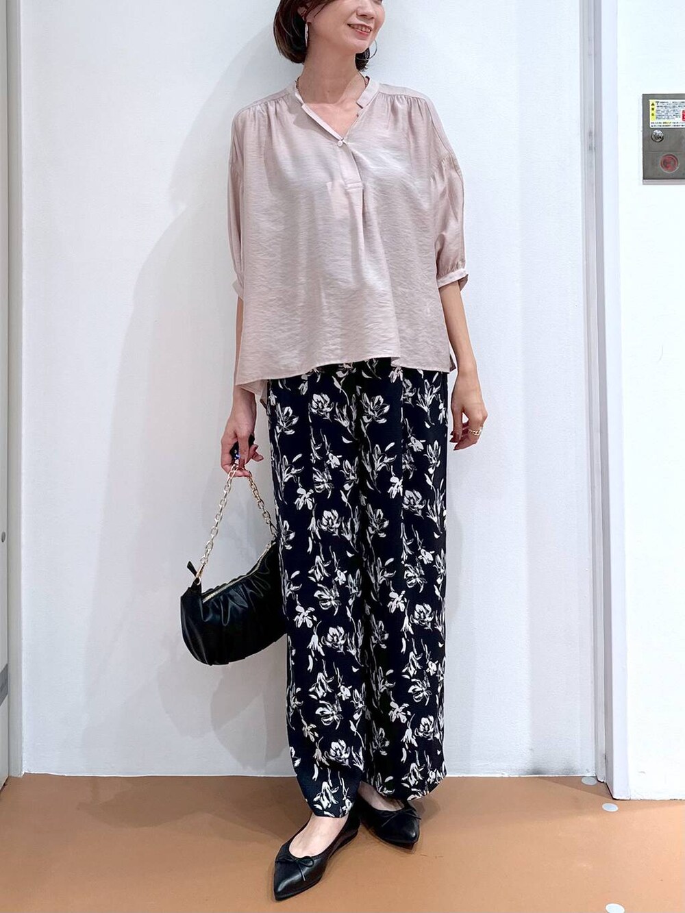 ベージュ系のシャツ/ブラウス、ブラック系のパンプス、ブルー系のその他パンツを着用したレディースの秋コーディネートの5枚目の写真