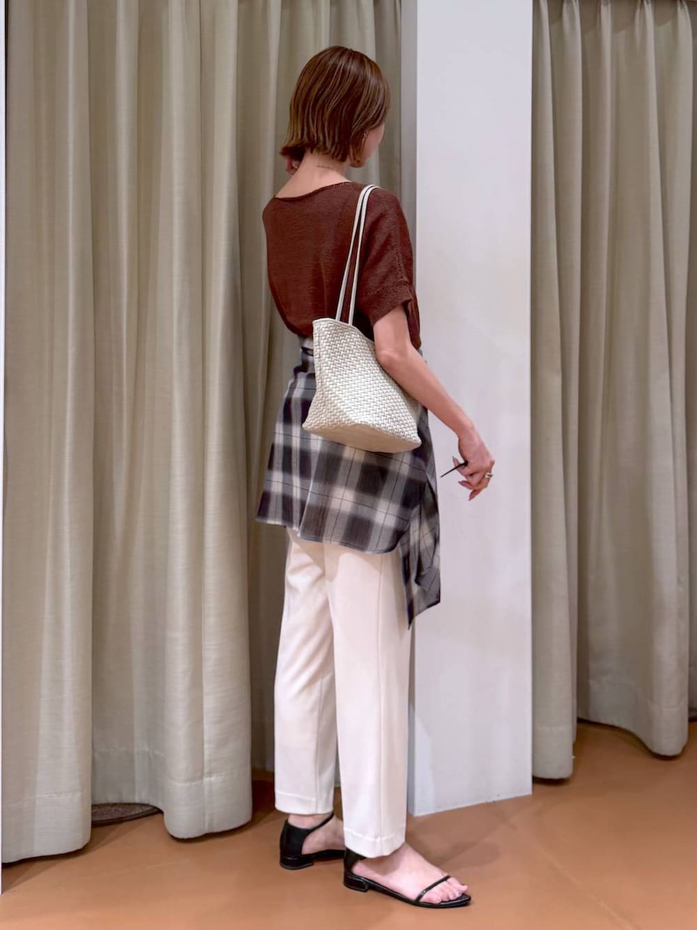 ブラック系のシャツ/ブラウス、ホワイト系のその他パンツ、ブラック系のサンダルを着用したレディースの秋コーディネートの5枚目の写真