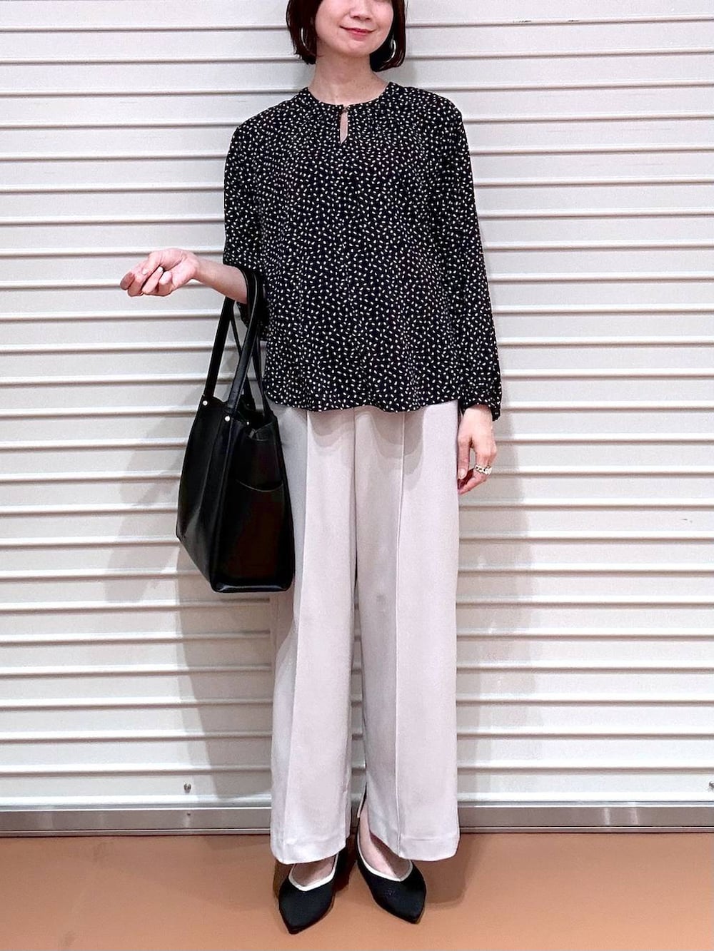 ブラック系のパンプス、ブラック系のトートバッグ、ベージュ系のその他パンツを着用したレディースの春コーディネートの6枚目の写真