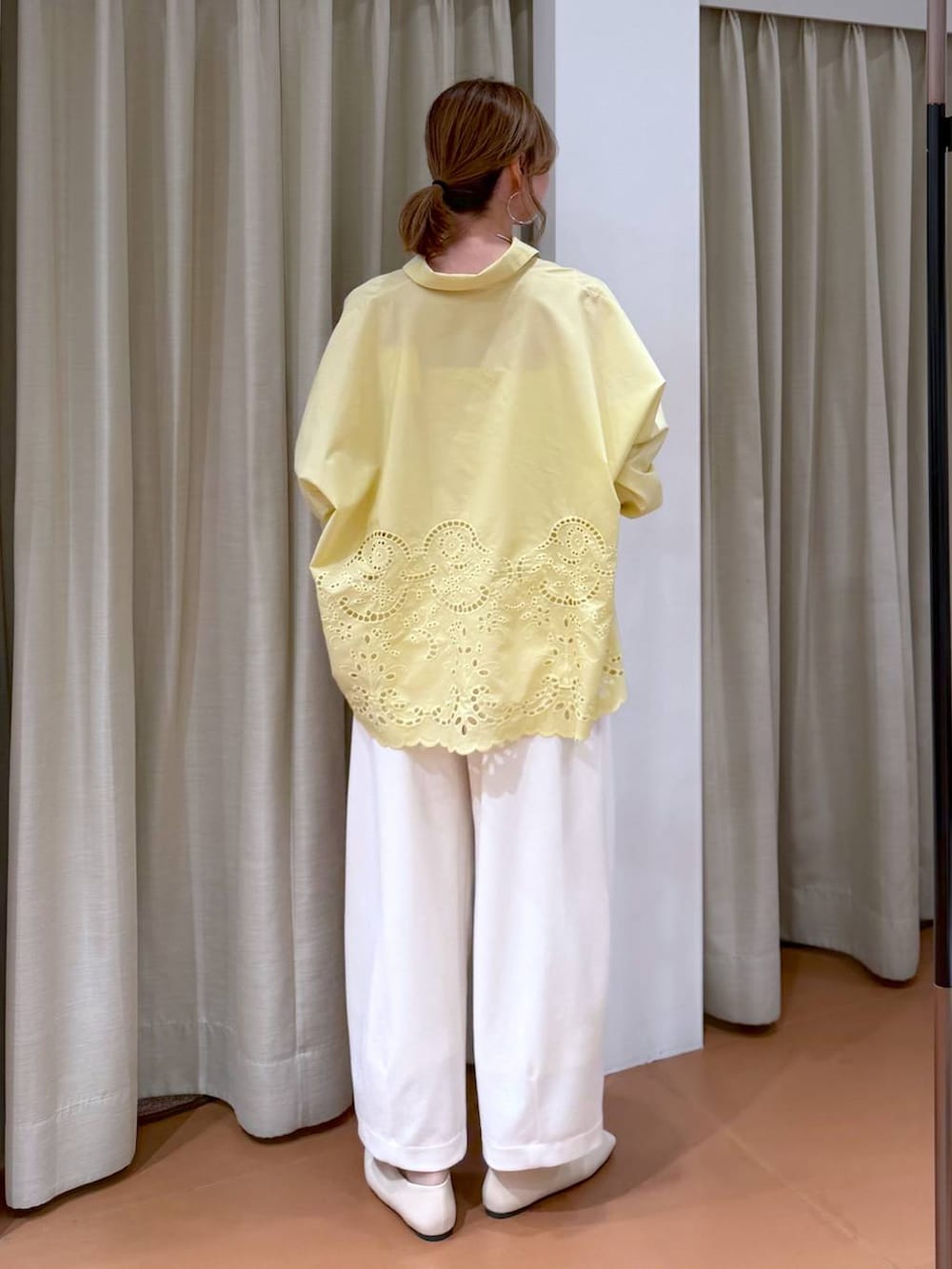 ホワイト系のパンプス、ホワイト系のその他パンツ、イエロー系のシャツ/ブラウスを着用したレディースの春コーディネートの4枚目の写真