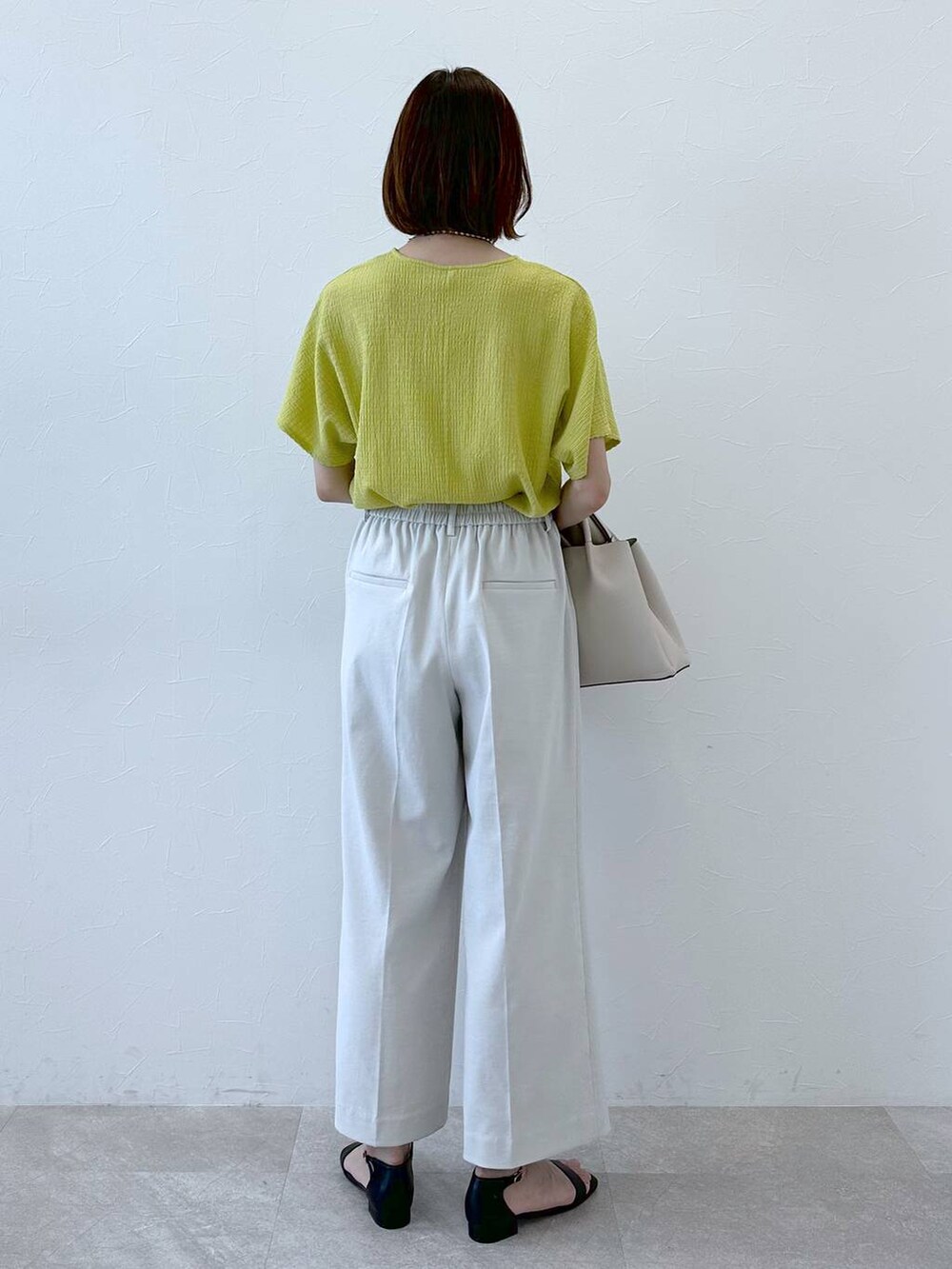 ベージュ系のその他アウター、グレー系のその他パンツ、ブラック系のサンダルを着用したレディースの夏コーディネートの7枚目の写真