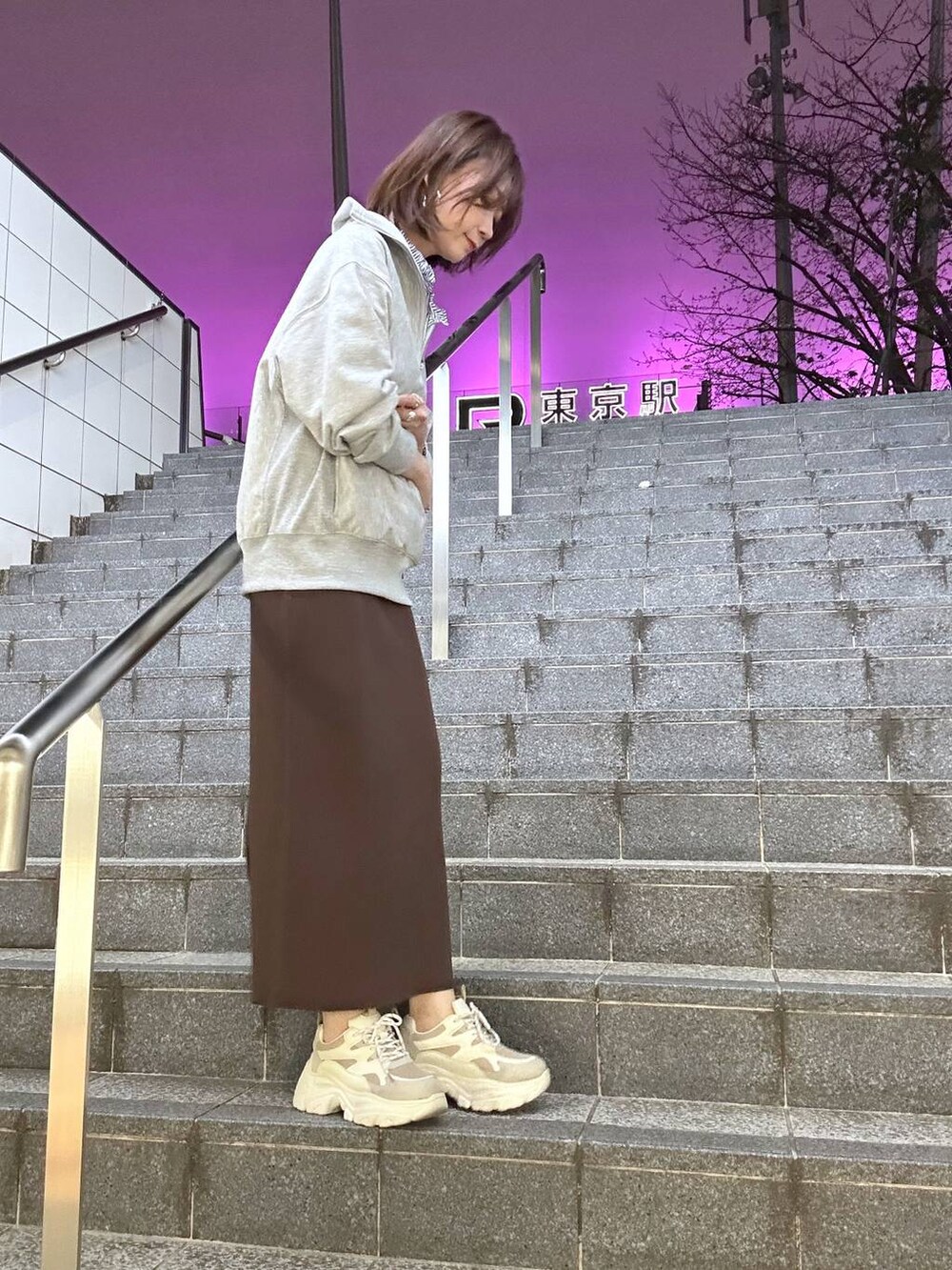 ブラウン系のスカート、グレー系のTシャツ/カットソー、ブルー系のシャツ/ブラウスを着用したレディースの春コーディネートの6枚目の写真