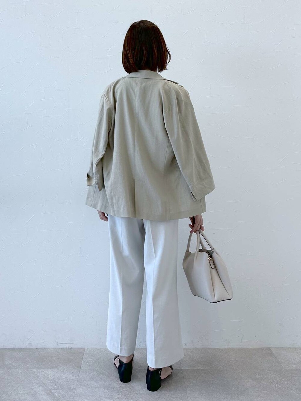 ベージュ系のその他アウター、グレー系のその他パンツ、ブラック系のサンダルを着用したレディースの夏コーディネートの4枚目の写真