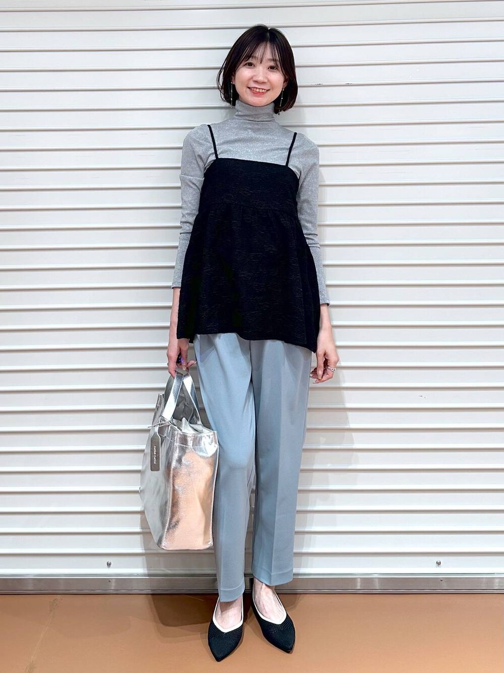 ブラック系のパンプス、グレー系のTシャツ/カットソー、グリーン系のその他パンツを着用したレディースの春コーディネートの2枚目の写真