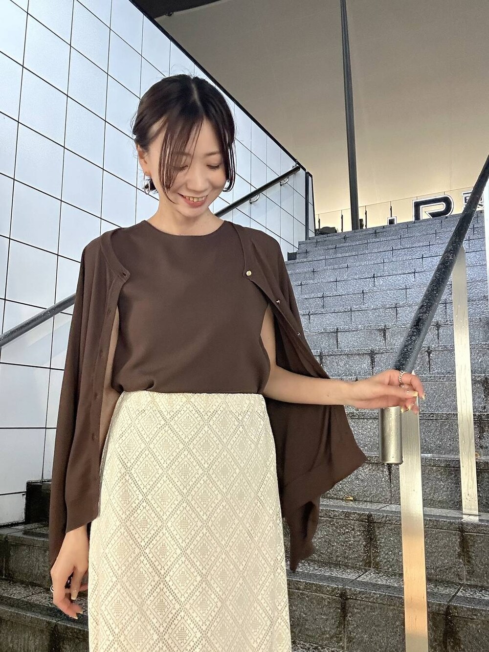 ブラウン系のカーディガン/ボレロ、ブラウン系のニット/セーター、ホワイト系のパンプスを着用したレディースの春コーディネートの3枚目の写真