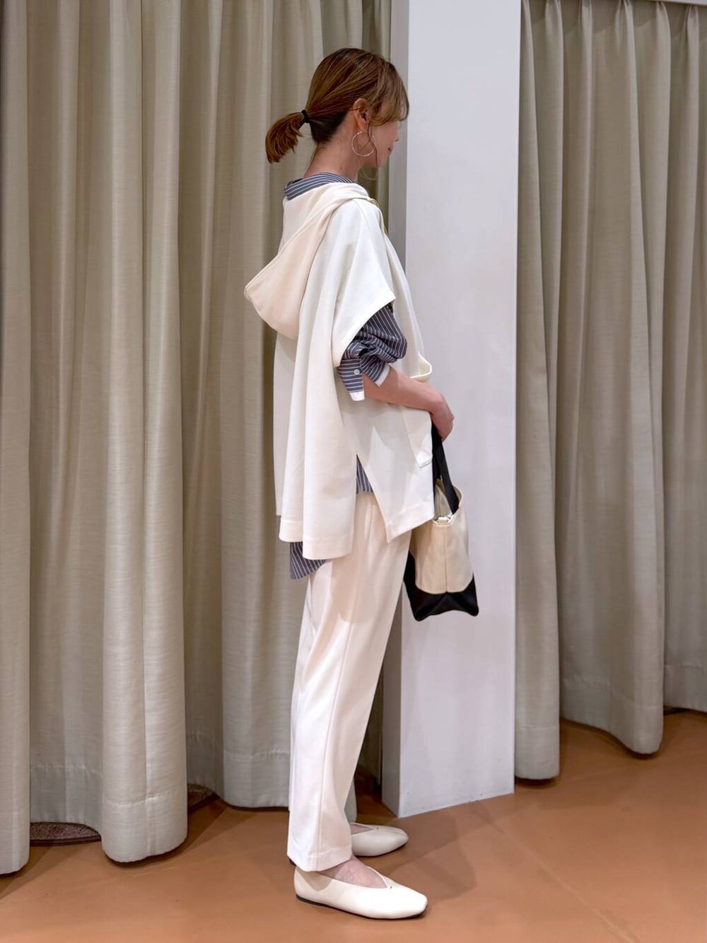 ホワイト系のその他パンツ、ホワイト系のパンプス、ブルー系のシャツ/ブラウスを着用したレディースの春コーディネートの5枚目の写真