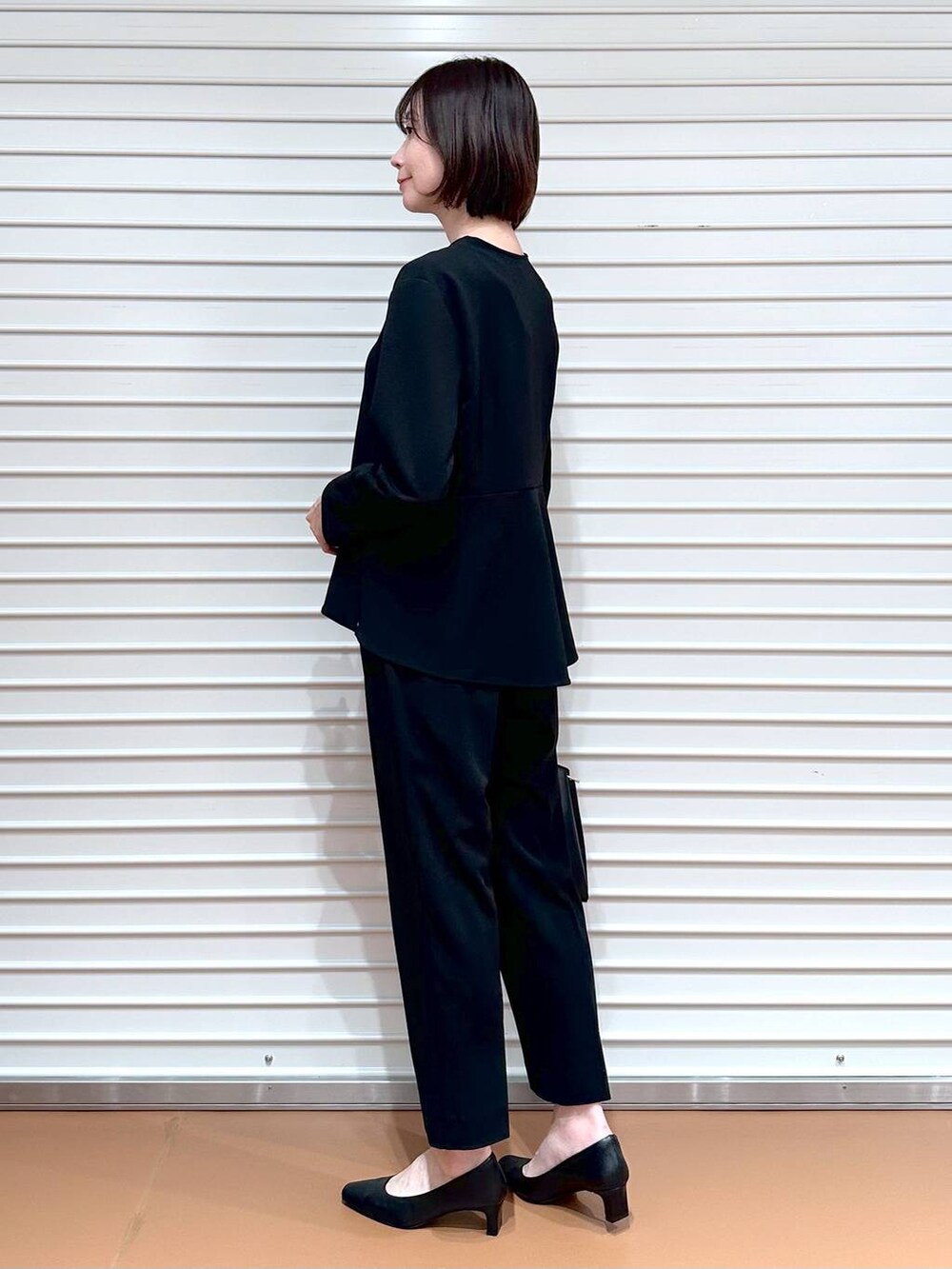 ブラック系のショルダーバッグ、ブラック系のその他パンツ、ブラック系のシャツ/ブラウスを着用したレディースの冬コーディネートの5枚目の写真