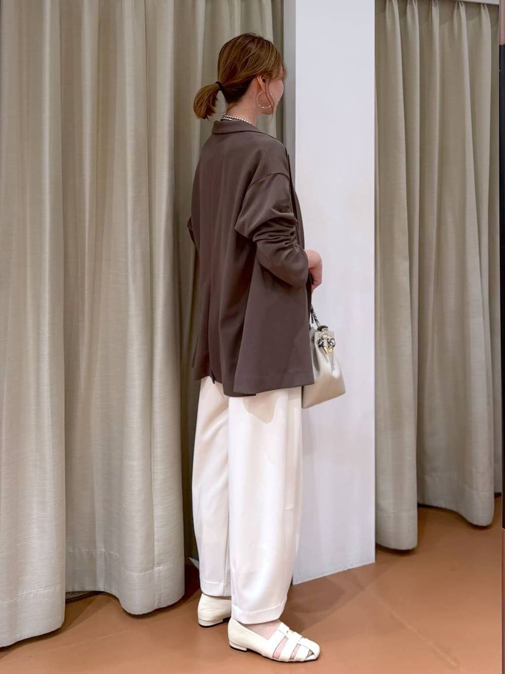 ホワイト系のその他パンツ、ホワイト系のパンプス、ホワイト系のTシャツ/カットソーを着用したレディースの春コーディネートの5枚目の写真