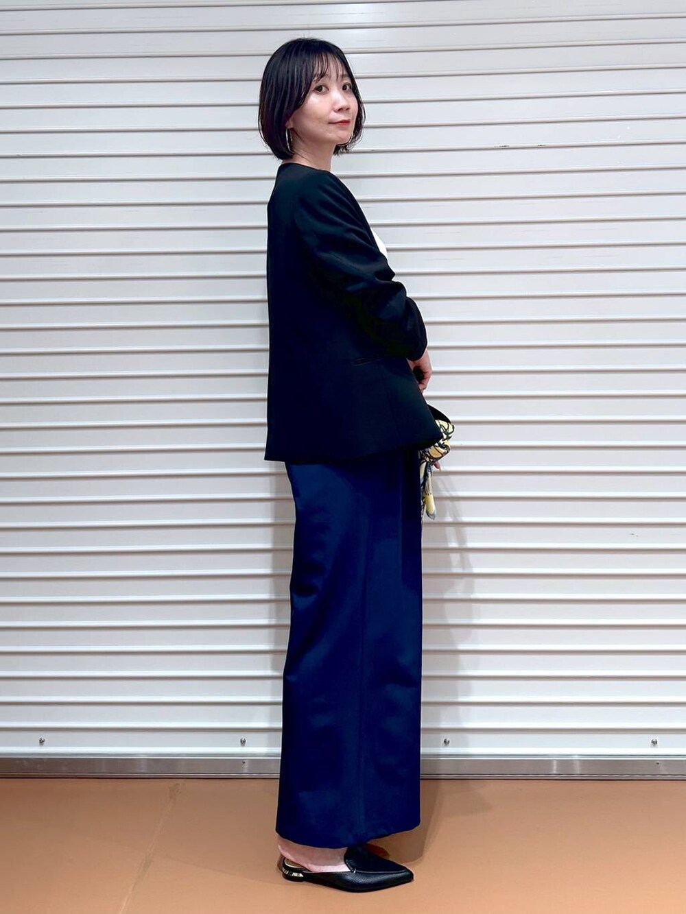 「ベーシック/シンプル、カジュアル、高身長、休日コーデ、楽ちんコーデ、春コーデ、体型カバー、着痩せ、高見え、ゆったり、きれいめ、Elura、着痩せ・細見え、ジャケット、ノーカラージャケット」｜「Eluraの＜2023春ver＞リュクスエアリー2wayショルダー（ハンドバッグ、ブラック系）」を使った、nami(Elura/ヤエチカ）さん（レディース・169cm）の春コーディネートの2枚目の写真