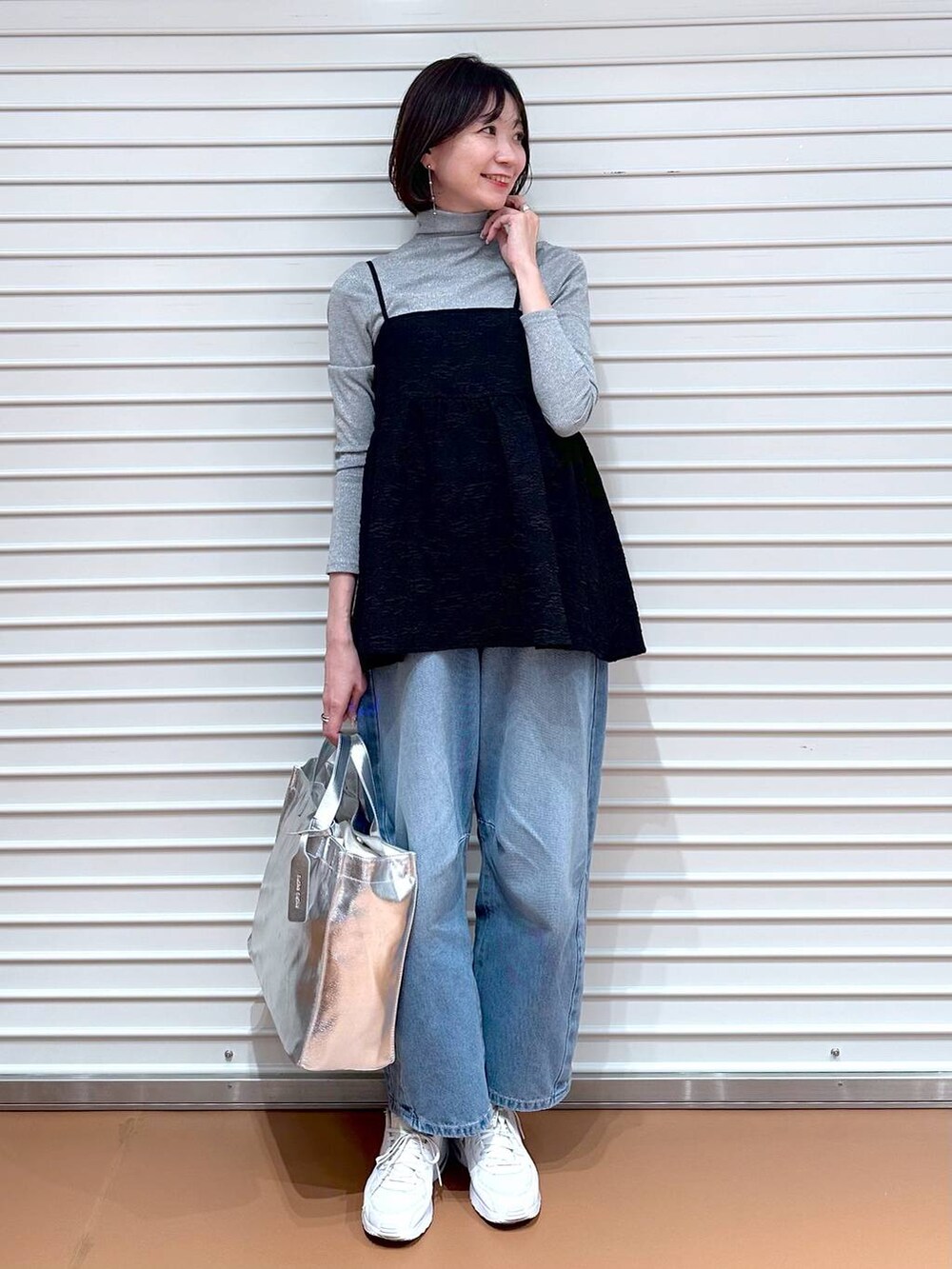 グレー系のTシャツ/カットソーを着用したレディースの春コーディネートの2枚目の写真