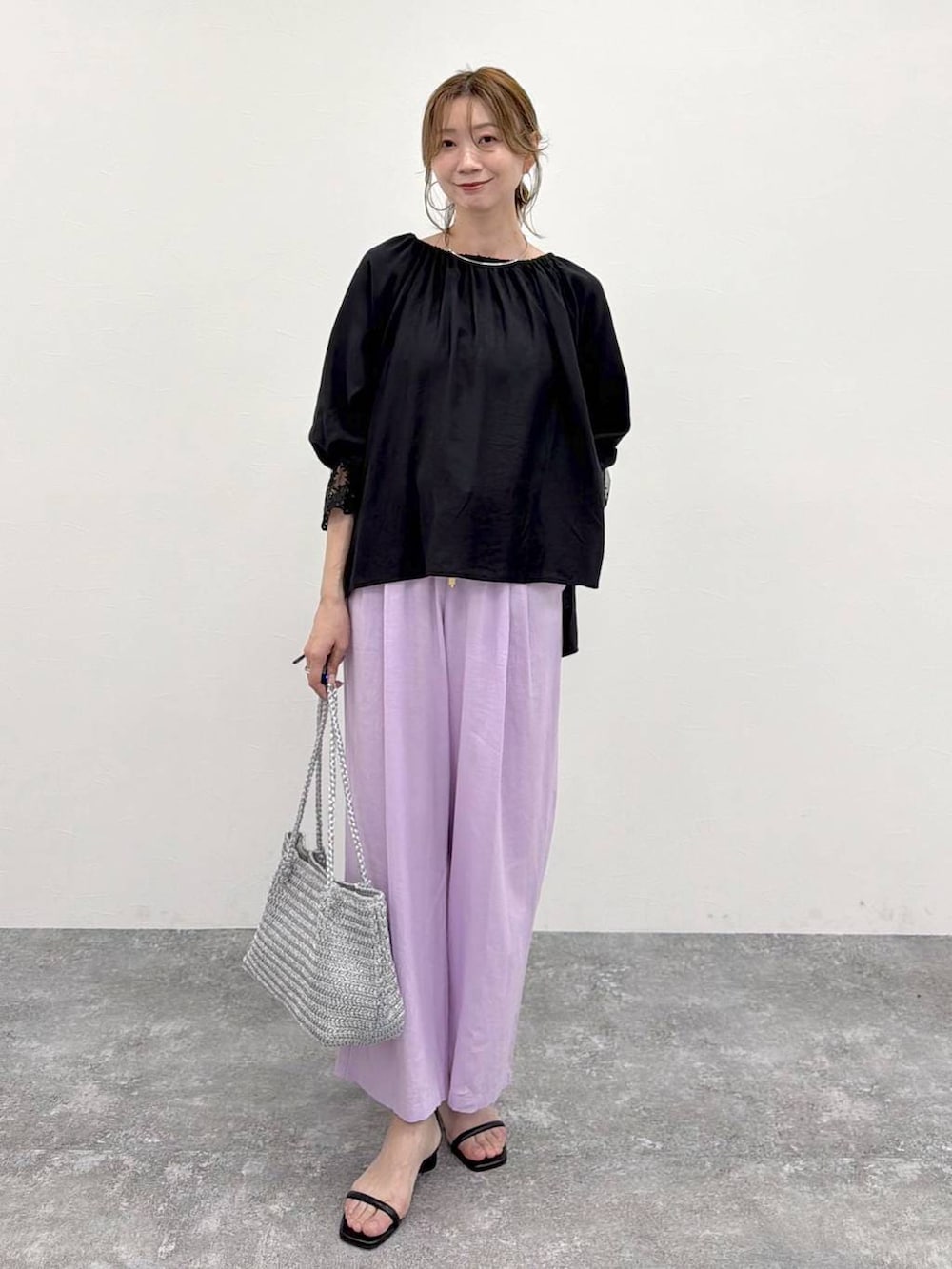 ピンク系のその他パンツ、ブラック系のシャツ/ブラウス、シルバー系のネックレスを着用したレディースの春コーディネートの2枚目の写真