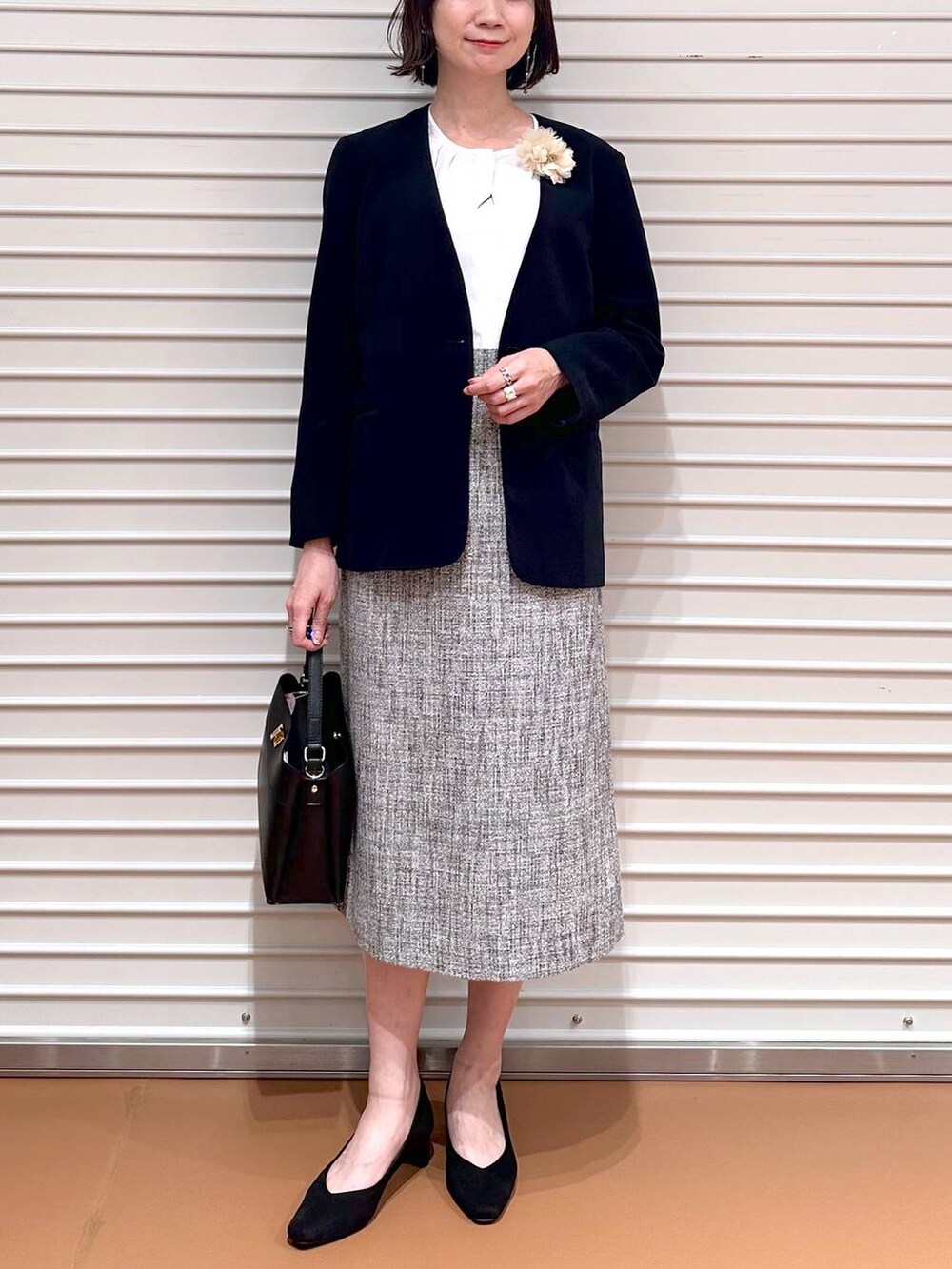 ホワイト系のシャツ/ブラウス、ホワイト系のスカート、ブルー系のノーカラージャケットを着用したレディースの春コーディネートの5枚目の写真