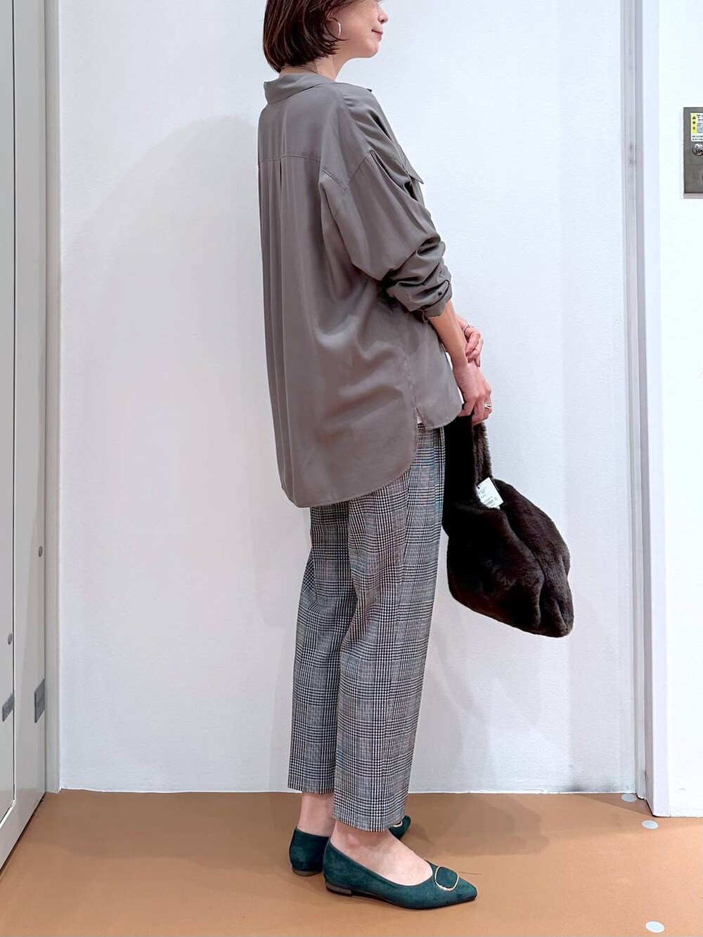 グレー系のシャツ/ブラウス、ブラック系のその他パンツ、グリーン系のパンプスを着用したレディースの秋コーディネートの6枚目の写真