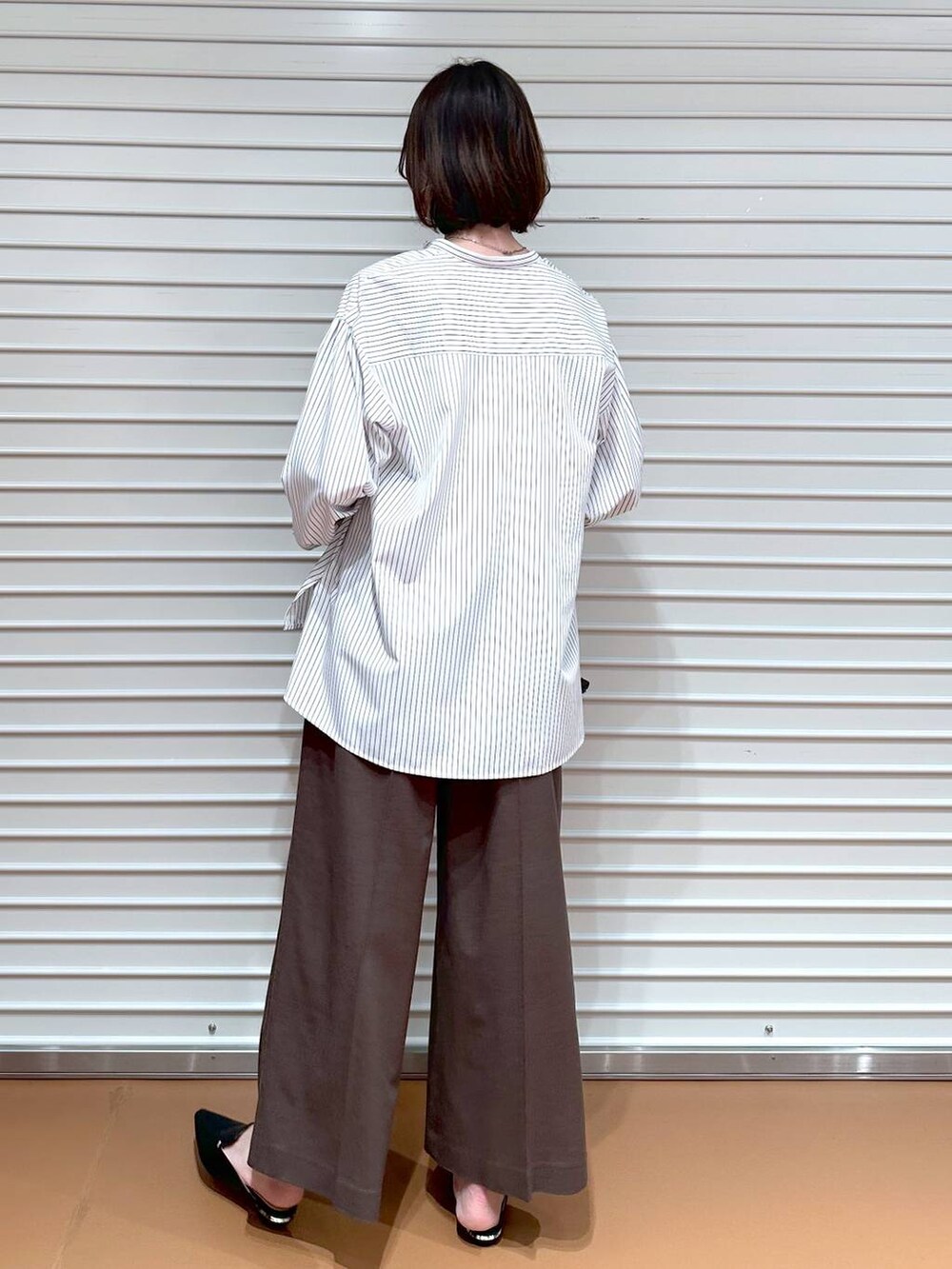 ブラウン系のその他パンツ、ブラウン系のその他パンツ、ホワイト系のシャツ/ブラウスを着用したレディースの春コーディネートの3枚目の写真