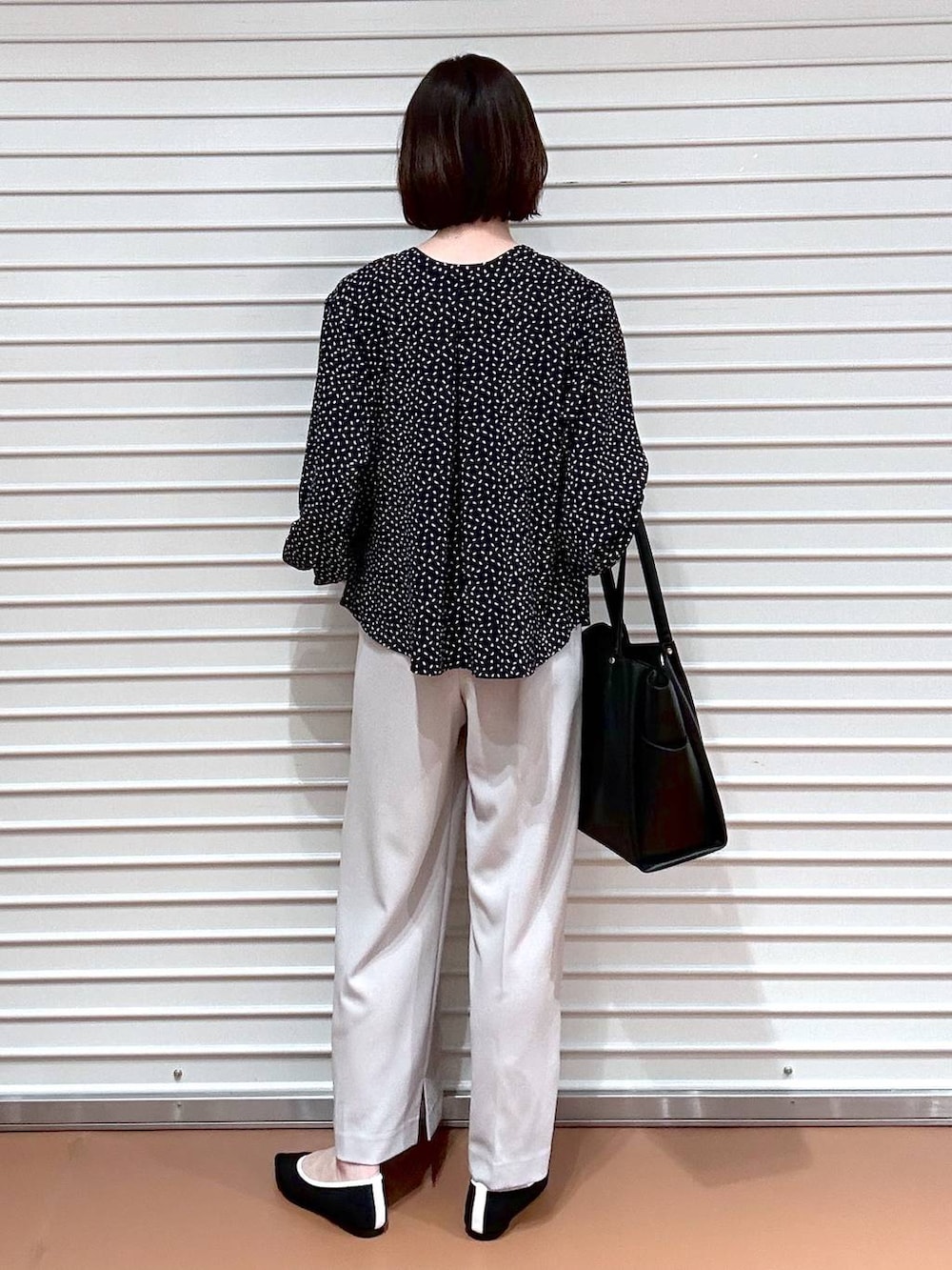 ブラック系のパンプス、ブラック系のトートバッグ、ベージュ系のその他パンツを着用したレディースの春コーディネートの4枚目の写真