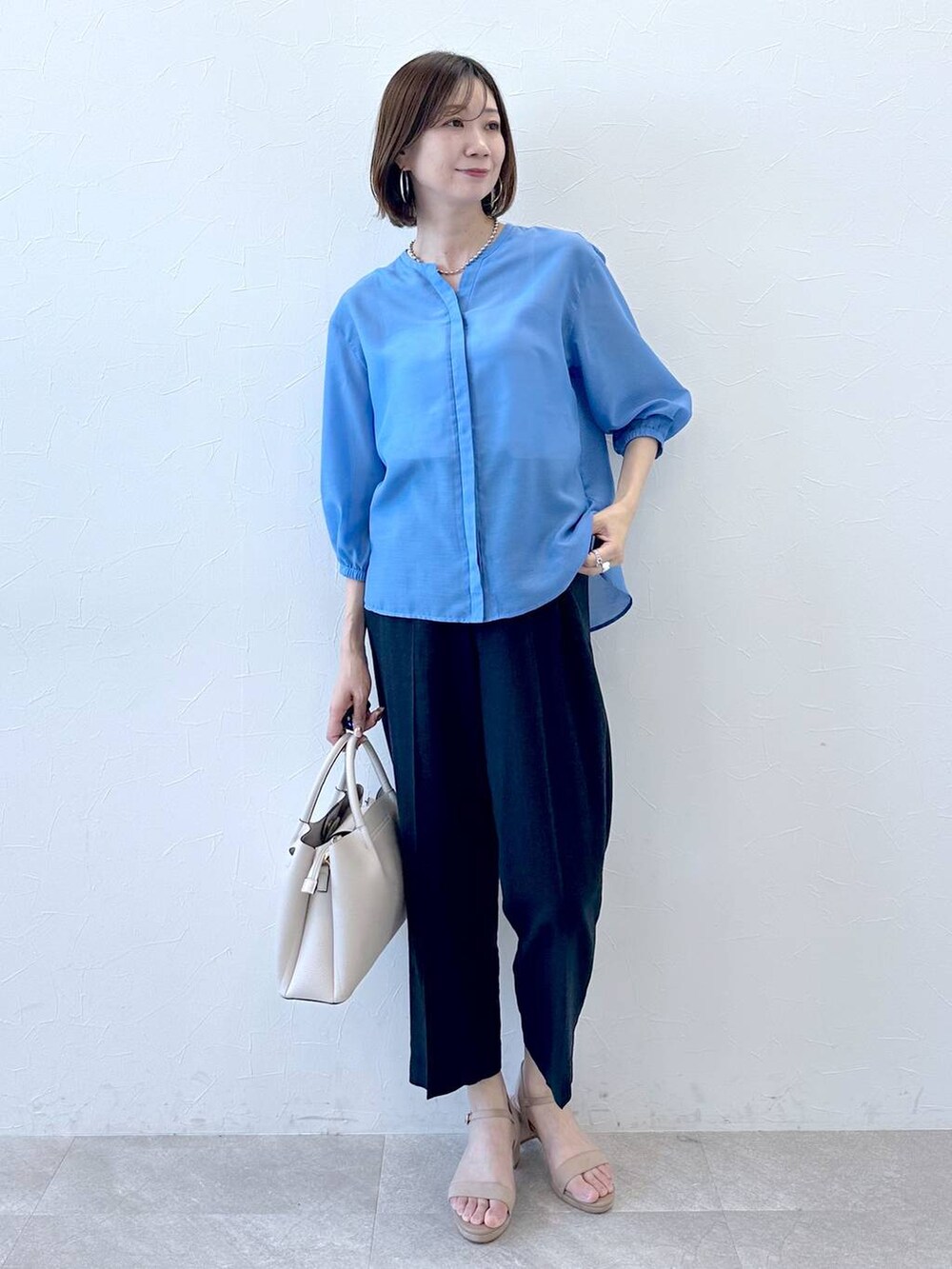 ブルー系のその他パンツ、ベージュ系のサンダル、ブルー系のシャツ/ブラウスを着用したレディースの秋コーディネートの2枚目の写真