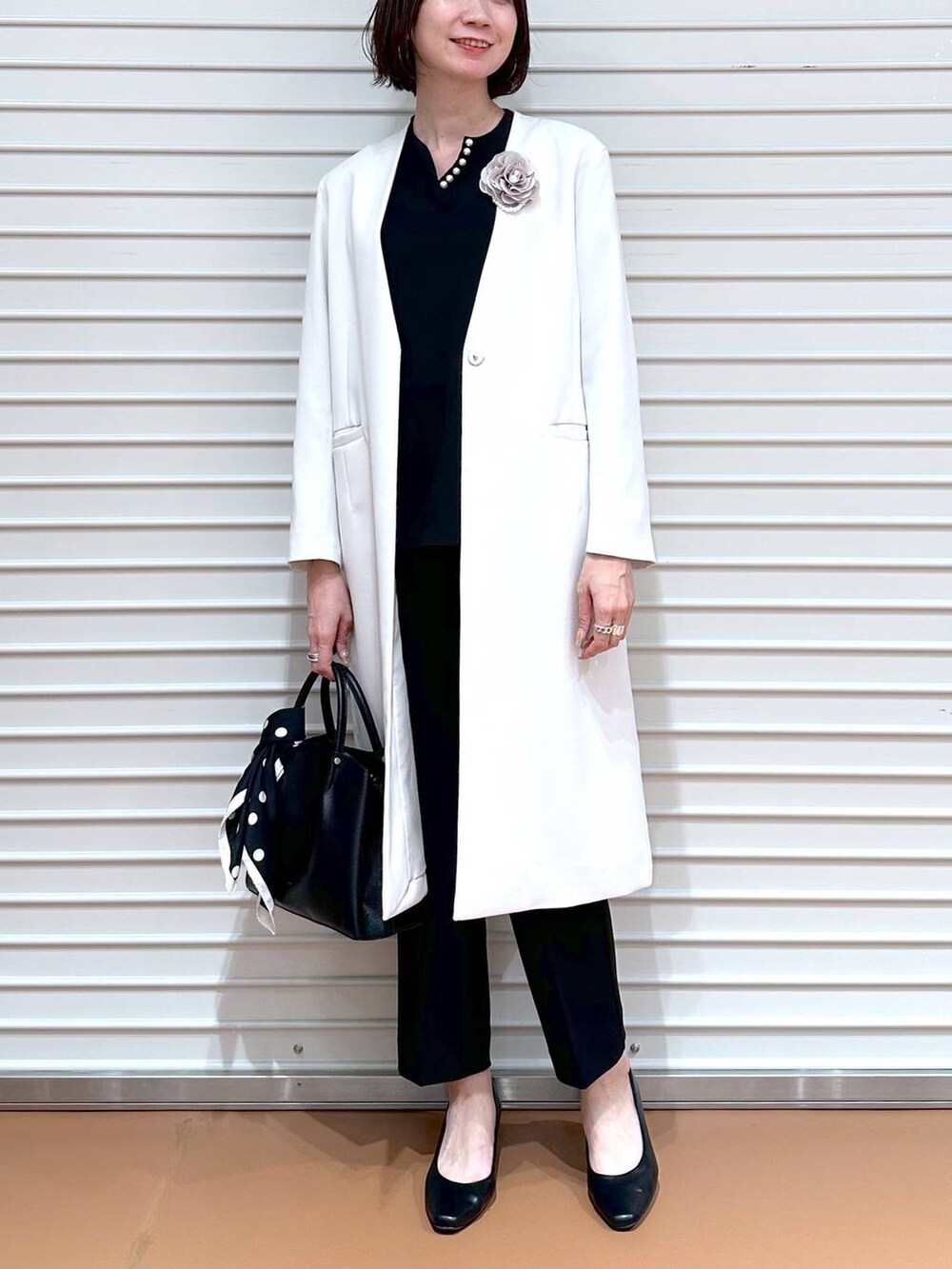 ブラック系のショルダーバッグ、ブラック系のその他パンツ、ブラック系のシャツ/ブラウスを着用したレディースの冬コーディネートの7枚目の写真