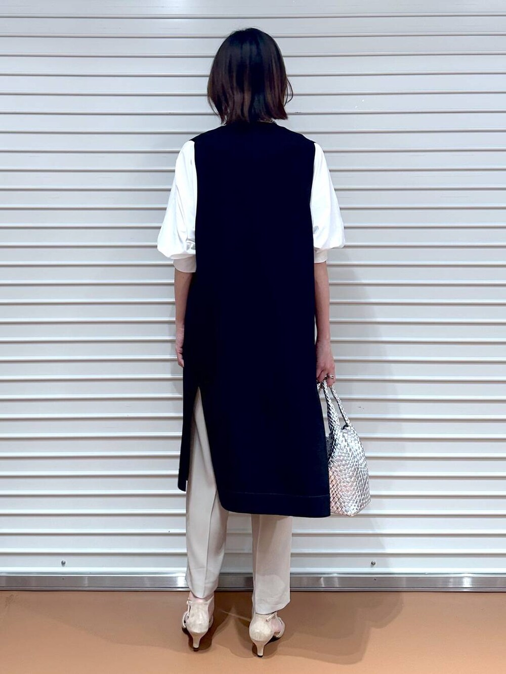 ベージュ系のその他パンツ、ブラック系のベスト、ベージュ系のその他パンツを着用したレディースの夏コーディネートの4枚目の写真