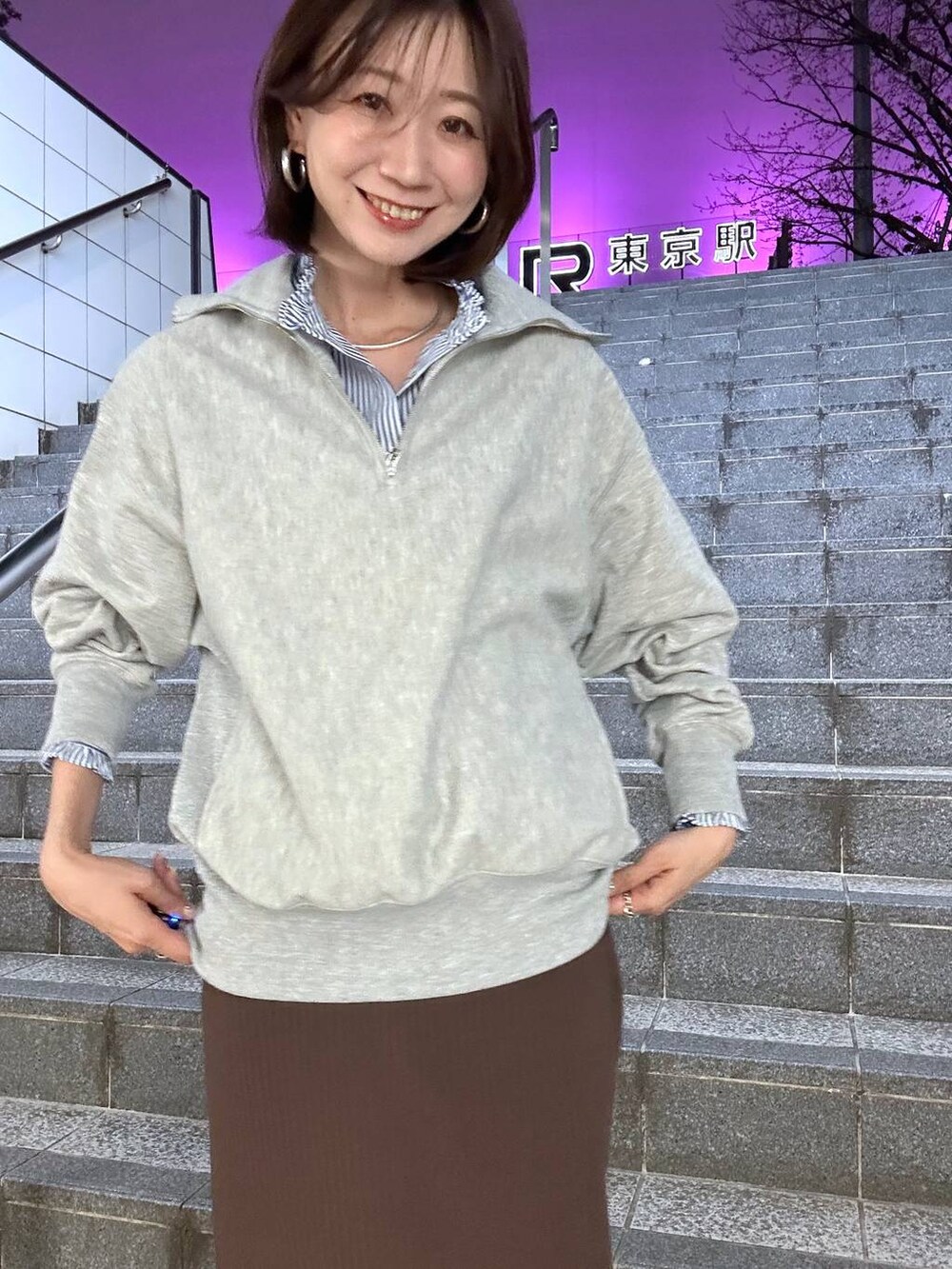 ブラウン系のスカート、グレー系のTシャツ/カットソー、ブルー系のシャツ/ブラウスを着用したレディースの春コーディネートの5枚目の写真