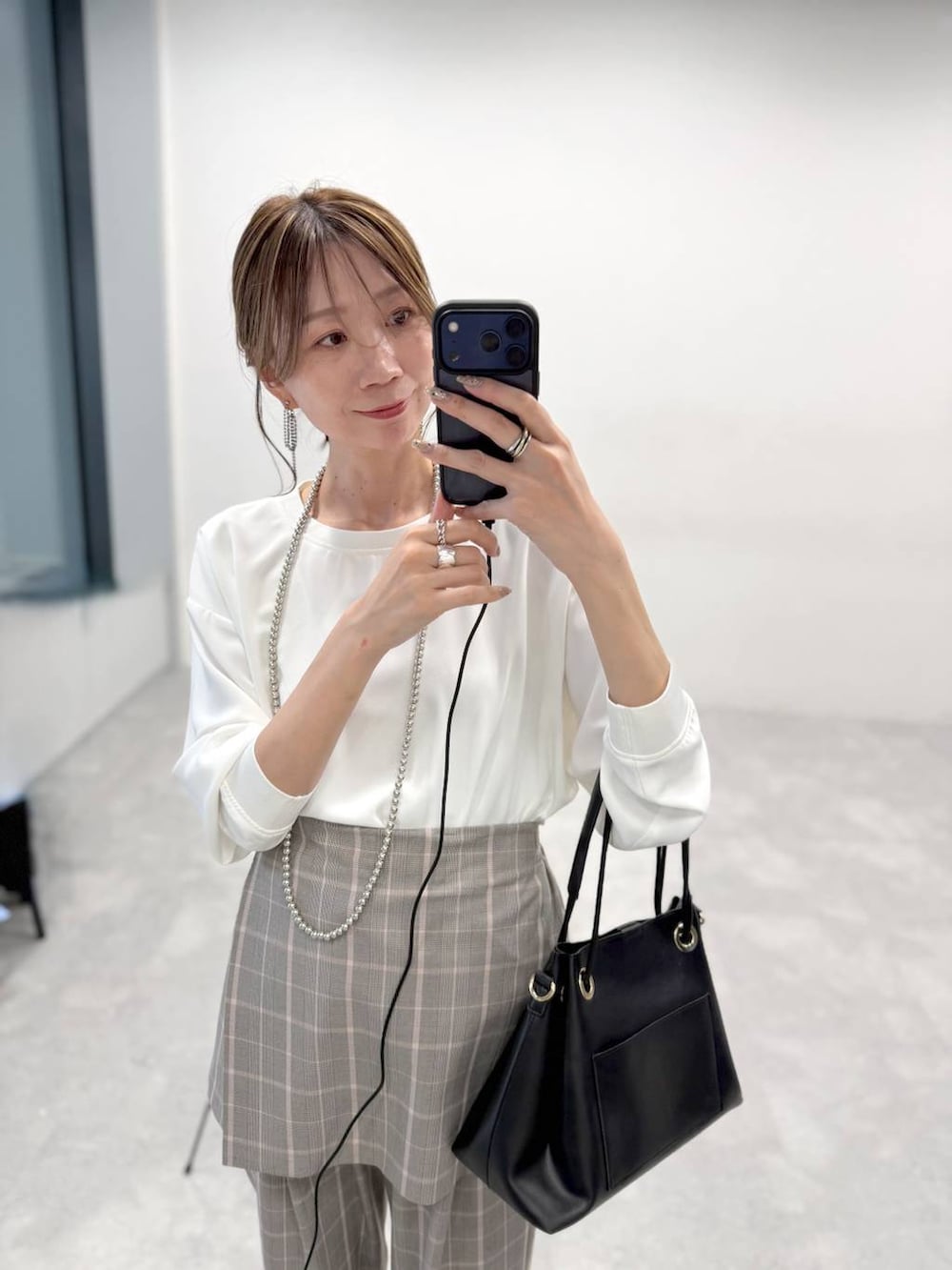 ブラック系のトートバッグ、その他のその他パンツ、その他のキャミソールを着用したレディースの冬コーディネートの2枚目の写真