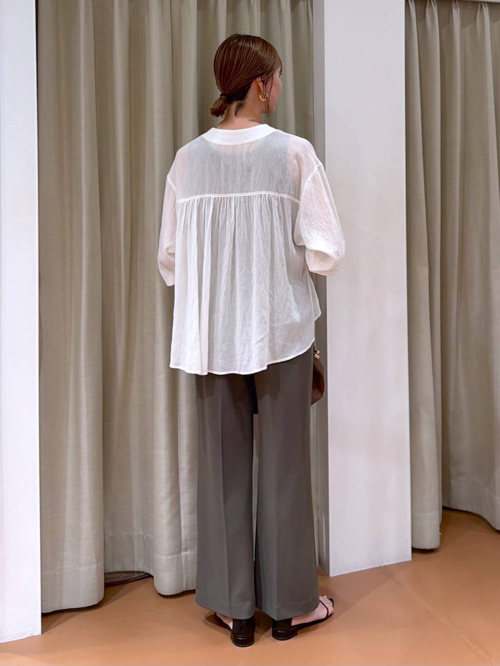グリーン系のその他パンツ、ホワイト系のシャツ/ブラウス、ブラウン系のタンクトップを着用したレディースの秋コーディネートの4枚目の写真