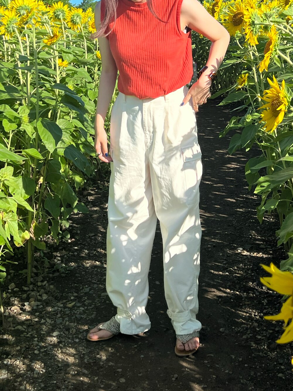 ホワイト系のカーゴパンツを着用したレディースの夏コーディネートの2枚目の写真